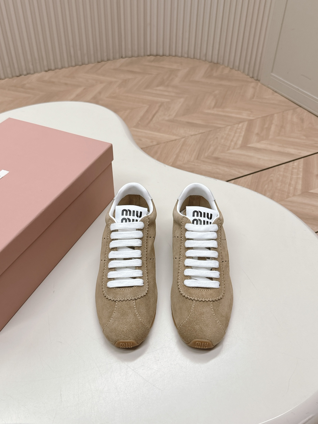 NO:221656,Miumiu 2025 casual moral training shoes Miu Miu Miu The sneakers that were released on the show have been launched on major purchasing agents around the world. They are simple and casual and unruly, and can reflect the beauty of tannins. The whole pair of shoes is simple and fashionable, and the feet are very light and versatile!  Fabric: Frosted leather/scrub cowhide/breathable mesh inner lining: Towel cloth inner lining, sheepskin footbed Original open mold rubber sole Size: 35-40, casual shoes/sports shoes, miumiu, sneakers, cowhide, sheepskin19860909出 Miumiu 2025休闲德训鞋 Miu Miu 缪缪大秀上爆出的这双球鞋 后全球各大代购官网火爆上市. 简单很随意不羁又能体现单宁美感,整双鞋子设计简约时尚,上脚非常轻便 百搭！ 面料: 磨砂皮/擦色牛皮/透气网布 内里: 毛巾布内里、羊皮垫脚 原版开模橡胶大底 Size:35-40,休闲鞋/运动鞋,miumiu,sneakers,cowhide,sheepskin,Women's Shoes