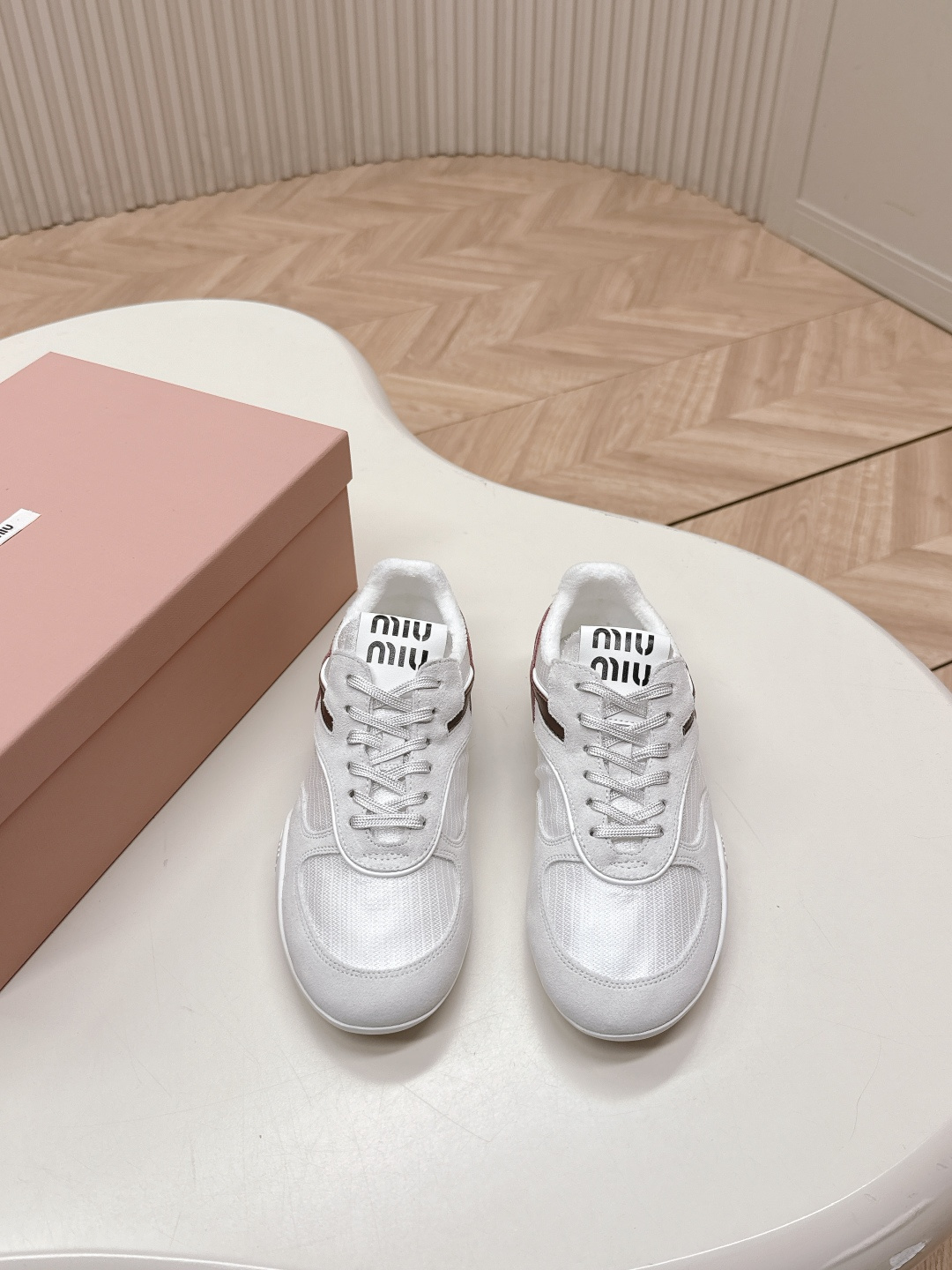 NO:221681,Miumiu 2025 couples contrasting color casual moral training shoes (men's size) Miu Miu This pair of sneakers that were released on the show were launched on major purchasing agents around the world. They are simple and casual and unruly, and can reflect the beauty of tannins. The whole pair of shoes is simple and fashionable, and the feet are very light and versatile!  Fabric: Frosted leather/scrub cowhide/breathable mesh inner lining: Towel cloth inner lining, sheepskin footbed Original open mold rubber sole Size: 35-40, casual shoes/sports shoes, miumiu, sneakers, cowhide, sheepskin19860909出 Miumiu 2025情侣款撞色休闲德训鞋（男码） Miu Miu 缪缪大秀上爆出的这双球鞋 后全球各大代购官网火爆上市. 简单很随意不羁又能体现单宁美感,整双鞋子设计简约时尚,上脚非常轻便 百搭！ 面料: 磨砂皮/擦色牛皮/透气网布 内里: 毛巾布内里、羊皮垫脚 原版开模橡胶大底 Size:35-40,休闲鞋/运动鞋,miumiu,sneakers,cowhide,sheepskin,Women's Shoes