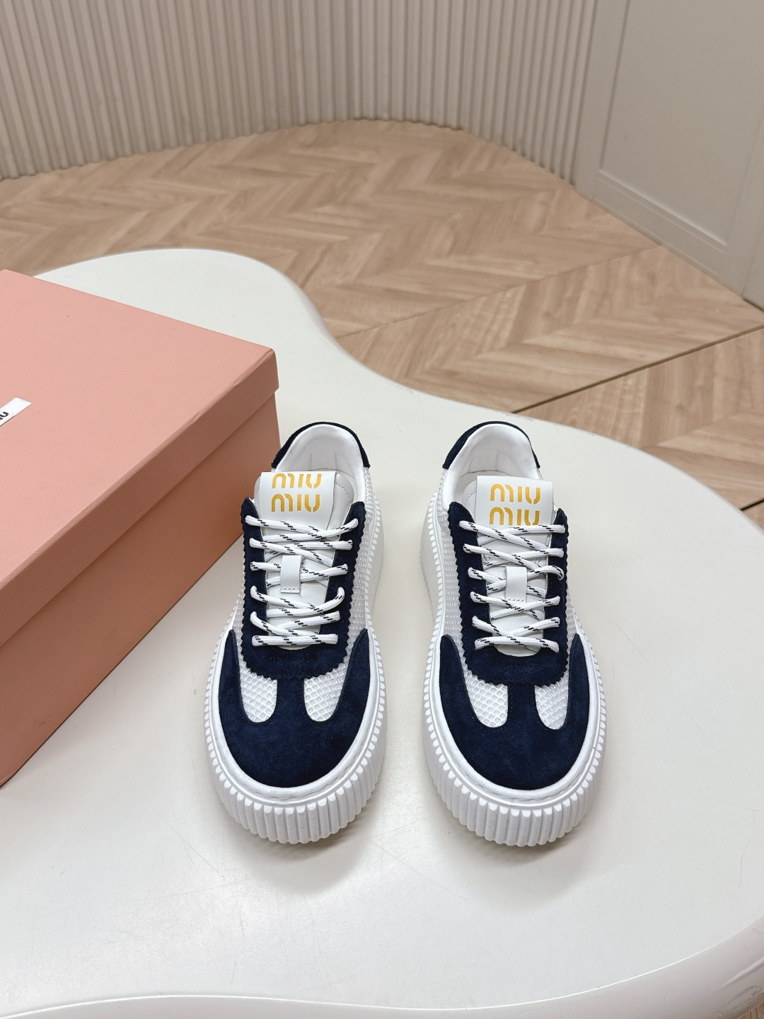 NO:259500,MIUMIU丨Miao Miao 2025/ New style, thick sole, retro style, casual, biscuits, sponge cakes, sneakers, hot and dirty shoes, a must-have for ~ old fashioned, simple and high-end, very comfortable to match with on your feet, a must-have for the year!  The latest sports white shoes in early spring are popular with domestic and foreign bloggers. The small red book grass planting series, retro and fashionable, beautiful and simple sports shoes design, with a recognizable tongue, creating a Buddhist sweet casual style~~ The aura of the foot is very casual. Fabric: Use top layer cowhide material. Inner: Silk cowhide. Earth: Original foam rubber. Size: 35-40 (40 custom made without return or exchange), casual shoes/sports shoes, miumiu, sneakers, cowhide19860909批 MIUMIU丨缪缪 2025/ 新款 厚底 复古风 休闲 饼干 松糕 运动鞋 颜值担当火爆款脏脏鞋 不得不入的一款～做旧时尚,简约高级 随意搭配上脚非常舒适,年度必入款！早春最新走秀款运动小白鞋国内外博主刷爆的一款,小红书种草系列,复古又时髦上脚美炸了简约的运动板鞋设计,极具辨识度的鞋舌,打造佛系甜美的休闲风~~上脚气场十足随意搭配 面料: 选用头层牛皮材质 内里: 丝绸牛皮里 大地: 原版发泡橡胶 码数: 35-40（40定做不退换）,休闲鞋/运动鞋,miumiu,sneakers,cowhide,Women's Shoes