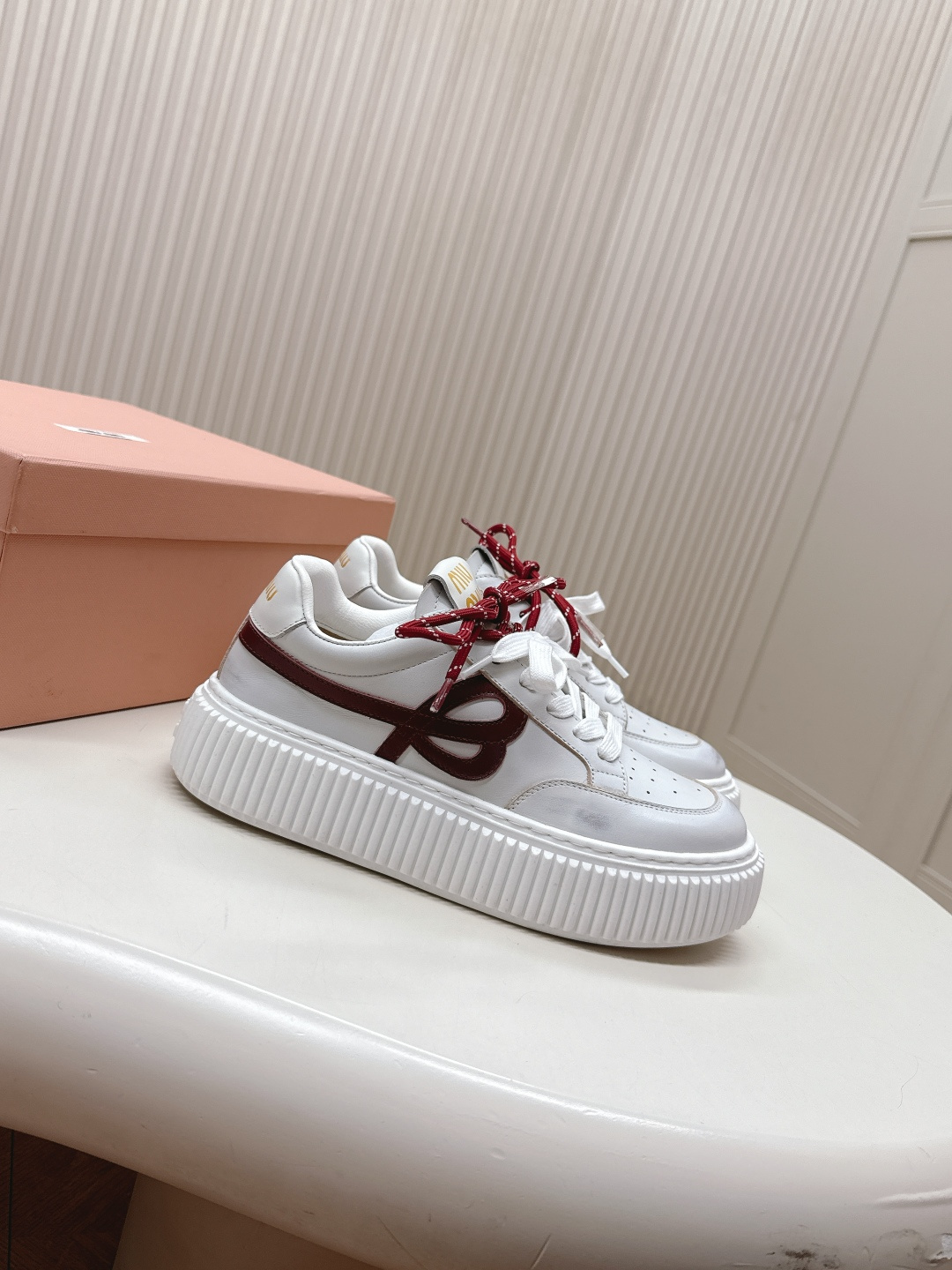 NO:221672,MIUMIU丨Miao Miao 25/ New style, thick sole, retro style, casual, biscuits, sponge cakes, sneakers, hot and dirty shoes, a must-have for ~ old fashioned, simple and high-end, very comfortable to match with your feet, a must-have for the year!  The latest sports white shoes in early spring are popular with domestic and foreign bloggers. The small red book grass planting series, retro and fashionable, beautiful and simple sports shoes design, with a recognizable tongue, creating a Buddhist sweet casual style~~ The aura of the foot is very casual. Fabric: Use top layer cowhide material. Inner: Silk cowhide. Earth: Original foam rubber. Size: #35-40 (40 custom made without return or exchange), casual shoes/sports shoes, miumiu, sneakers, cowhide19860909出 MIUMIU丨缪缪 25/ 新款 厚底 复古风 休闲 饼干 松糕 运动鞋 颜值担当火爆款脏脏鞋 不得不入的一款～做旧时尚,简约高级 随意搭配上脚非常舒适,年度必入款！早春最新走秀款运动小白鞋国内外博主刷爆的一款,小红书种草系列,复古又时髦上脚美炸了简约的运动板鞋设计,极具辨识度的鞋舌,打造佛系甜美的休闲风~~上脚气场十足随意搭配 面料: 选用头层牛皮材质 内里: 丝绸牛皮里 大地: 原版发泡橡胶 Size: #35-40（40定做不退换）,休闲鞋/运动鞋,miumiu,sneakers,cowhide,Women's Shoes
