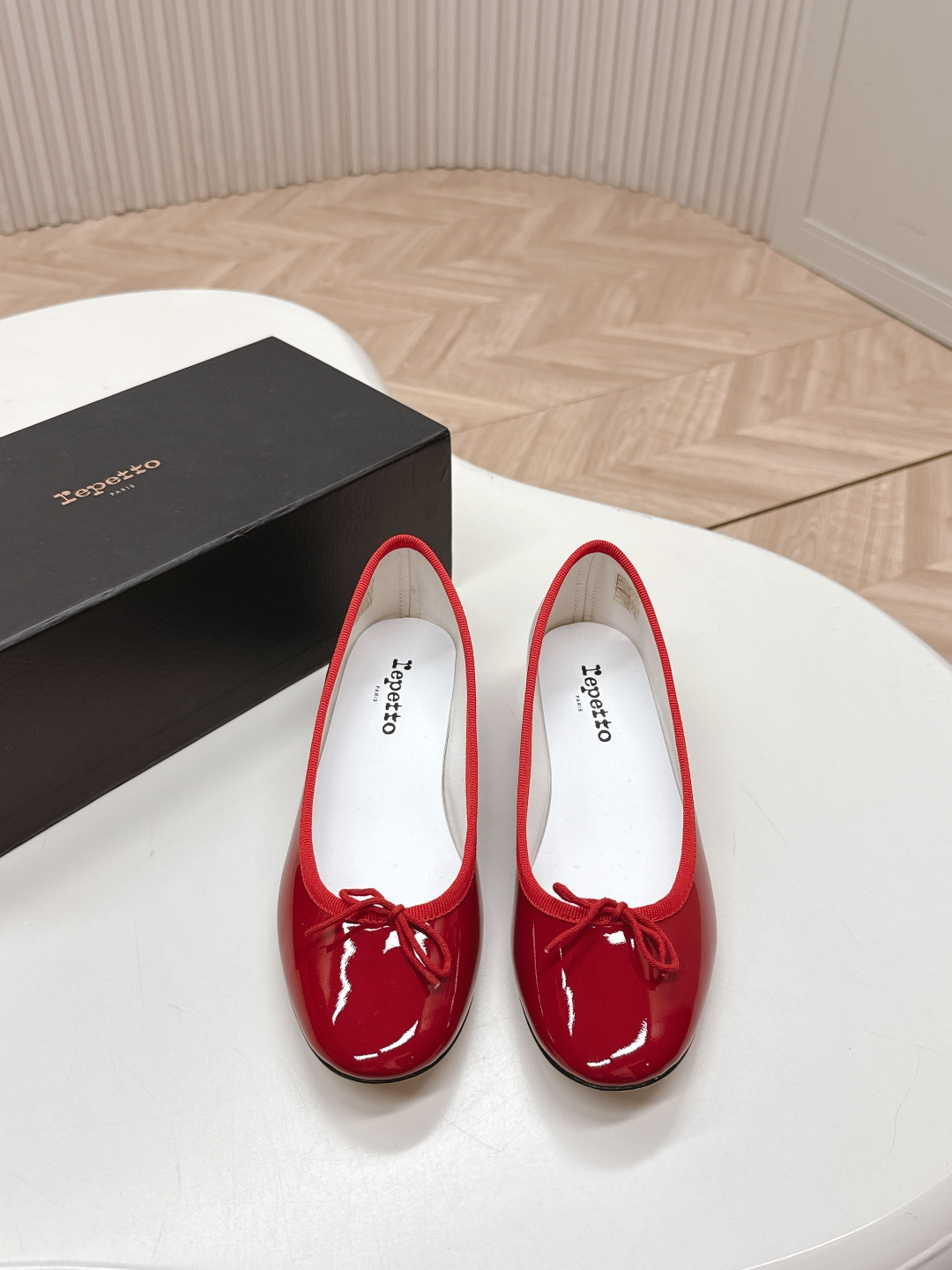 NO:221731,Repetto niche trendy brand, 25ss spring and summer new style, crescent shallow mouth, thick heel, ballet shoes, single shoes. As long as you like to wear ballet shoes, ballet shoes, treasures, you can completely close your eyes and try this pair. The shoe shape is so good that you don’t want to take off your feet. The foot feels comfortable and slimming. Whatever you like is good!  Fairies, limited edition (limited quantity) original imported cowhide/paper leather inner foot pad sheepskin heel height 4cm sole original genuine leather outsole size 35-39 (40 custom made without return), ballet shoes, cowhide, sheepskin, Leather soles19860909出 Repetto 小众潮牌 25ss春夏新款 月牙浅口 粗跟 芭蕾舞鞋 单鞋 只要平时喜欢穿芭蕾鞋 芭蕾鞋控的 宝子们 你们完全可以闭眼去冲这双 鞋型巨乖 上脚完全不想脱下来的赶脚 上脚脚感舒适显瘦 配啥啥好看哈！ 仙女们冲 限量款（数量有限） 鞋面原版进口牛皮/漆皮 内里垫脚羊皮 跟高4cm 鞋底原版真皮大底 码数35-39（40定制不退换）,芭蕾舞鞋,cowhide,sheepskin,Leather soles,Women's Shoes