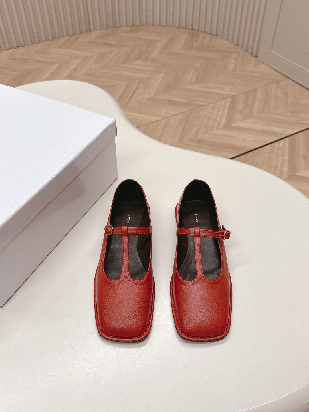 NO:221738,The new style The row T with Mary Jane single shoes. I fell in love with this shoe at first sight. It looks inconspicuous but makes people like it more and more. It is both salty and sweet, simple and high-end, and it looks good with a little retro flavor!  All major internet celebrity bloggers are wearing it. The whole shoe is very soft, easy to wear without scratching your feet. You can also use lazy people to pull it directly on the heel. You can also use a lazy person to pull it off as a slipper. Wear one shoe and two birds with one stone. Continuing the usual minimalist style, the no-lined structure makes the shoe body extremely light and stick to the skin. The whole pair of shoes seems simple, but the process is difficult. It uses a full leather case packing process, and the master operates and produces it. The whole process is super waste. The top of the foot is comfortable and soft and skin-friendly. You can't worry about the feeling of the foot. It is necessary to wear it. If you don't wear it, you don't want to take it off. If you have high requirements for the foot feel, you can close your eyes and enter it. Original custom imported lambskin. Inner/foot pads are imported full grain mixed lambskin suede. Outsole: We are full leather edge tpu rubber sole. Size 35 36 37 38 39 40, regular size. Full set of original box packaging, ballet shoes, mary  jane,slippers,sheepskin,chamois leather19860909出 新款The row T带玛丽珍单鞋 第一眼看到这个鞋子就爱上了,看着不起眼但却让人越看越喜欢,盐又可甜,简单又高级,带点复古味随意搭配都好看！各大网红博主都在穿它,整个鞋子非常非常柔软,好穿不磨脚.也可以当懒人拖直接踩跟当拖鞋穿一鞋两用一举两得 延续了一贯极简风格,无内衬结构使得鞋身极其轻便贴肤,整双鞋子看似简单其实工艺很难,采用全真皮套包制作工艺,老师傅操作制作,全程超级废料,上脚裸穿舒适柔软亲肤,脚感方面完全不可担心,好穿是必须的,穿若无穿的上脚体验,穿上就不想脱的款,对脚感要求高的都可闭眼入它 面料原版定制进口小羊皮 内里/垫脚进口全粒面混种羊皮麂皮绒 大底: 我们是全真皮包边tpu橡胶底 码数35 36 37 38 39 40,正码.全套原盒包装,芭蕾舞鞋,mary jane,slippers,sheepskin,chamois leather,Women's Shoes