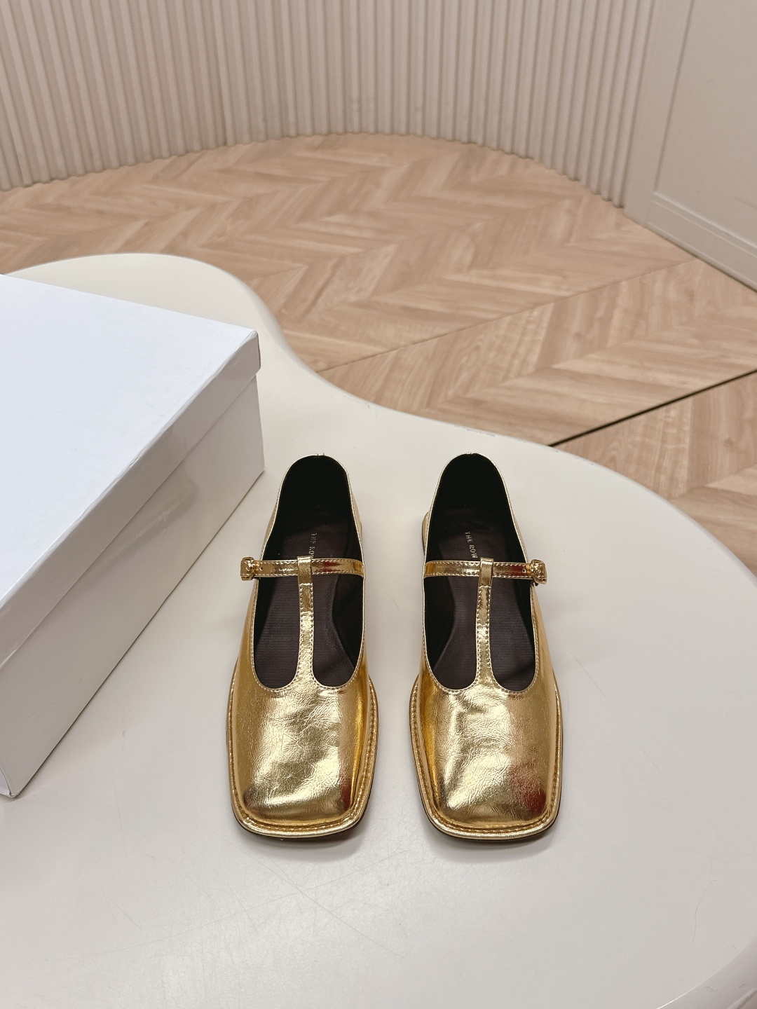 NO:418650,Top version The row 25ss early spring new T-wear Mary Jane single shoes I fell in love with this shoe at first sight. It looks inconspicuous but makes people like it more and more. It is salty and sweet, simple and high-end, with a little retro flavor and good-looking!  All major internet celebrity bloggers are wearing it. The whole shoe is very soft, easy to wear without scratching your feet. You can also use lazy people to pull it directly on the heel. You can also use a lazy person to pull it off as a slipper. Wear one shoe and two birds with one stone. Continuing the usual minimalist style, the no-lined structure makes the shoe body extremely light and stick to the skin. The whole pair of shoes seems simple, but the process is difficult. It uses a full-grain leather case packing process, and the master operates and produces it. The whole process is super waste. The upper foot is comfortable and soft and skin-friendly. You can't worry about the feeling of the feet. It is necessary to wear it. If you don't wear it, you don't want to take it off. If you have high requirements for the feel of the feet, you can close your eyes and enter it. Original custom-made imported lambskin. Inner/foot pads are imported full-grain mixed lambskin suede. Outsole: We are full-grain leather edge tpu rubber sole. Size 35-40 positive size (40 customized) full set of original box packaging, Mary, Mary  jane,slippers,sheepskin,chamois leather19860909顶级版本 The row 25ss早春新款 T带玛丽珍单鞋 第一眼看到这个鞋子就爱上了,看着不起眼但却让人越看越喜欢,盐又可甜,简单又高级,带点复古味随意搭配都好看！各大网红博主都在穿它,整个鞋子非常非常柔软,好穿不磨脚.也可以当懒人拖直接踩跟当拖鞋穿一鞋两用一举两得 延续了一贯极简风格,无内衬结构使得鞋身极其轻便贴肤,整双鞋子看似简单其实工艺很难,采用全真皮套包制作工艺,老师傅操作制作,全程超级废料,上脚裸穿舒适柔软亲肤,脚感方面完全不可担心,好穿是必须的,穿若无穿的上脚体验,穿上就不想脱的款,对脚感要求高的都可闭眼入它 面料原版定制进口小羊皮 内里/垫脚进口全粒面混种羊皮麂皮绒 大底: 我们是全真皮包边tpu橡胶底 码数35-40正码（40定做）全套原盒包装,玛丽珍,mary jane,slippers,sheepskin,chamois leather,Women's Shoes