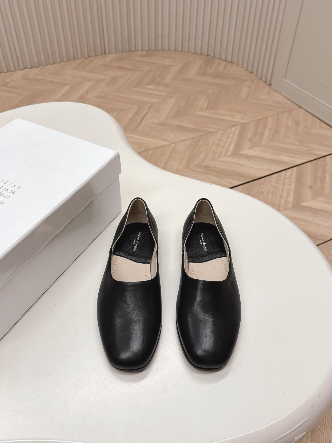 NO:221752,MM6 Maison Magical, the new early summer products of the latest super flat-sole lazy shoes. The comfort is needless to say, it will definitely be very comfortable. The silhouette The unique fabric and contrasting materials are MM6 Maison Magical, which is worth looking forward to. This ballet shoes are made of very textured top-layer calfskin, cowhide inner/foot-pad elegance. Italian leather outsole is absolutely amazing. Size: 35-39 (customized for 40) with original consistent packaging, ballet shoes, masion margiela, masion margiela, cowhide, Leather soles19860909出  MM6马吉拉ss初夏新品最近超级的平底一脚蹬懒人鞋芭蕾舞鞋 舒适度不用说 肯定会很舒服的 廓形 独具匠心的布料和对比材质的拼贴均是 MM6 Maison Magical,值得期待的特色 这款芭蕾舞鞋采用很有质感的头层小牛皮,牛皮内里/垫脚小方头的雅致 意大利真皮大底 简直绝绝子了 码数:35-39（40定做） 配原版一致包装,芭蕾舞鞋,masion margiela,masion margiela,cowhide,Leather soles,Women's Shoes