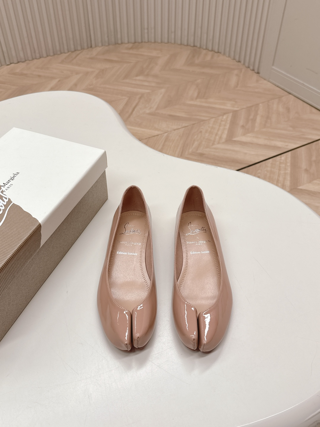 NO:221724,CL x MM6 Maison margiel* 25 new split-toe red-soled shoes Maison Margiela and Christian Louboutin launch the first joint split-toe red-soled shoes. Every piece of Maison Margiela’s joint-toe red-soled shoes is full of bold design and unique artistic sense. From a deconstructive jacket to a futuristic accessories, every detail highlights Majra’s avant-garde aesthetics and CL’s personality attitude. Whether it is street style or high-end style, this series can satisfy all your imagination of fashion!  The upper is made of imported beef patent leather, footbed sheepskin, original open molded outsole size 35-41 size (40.41 custom made without return or exchange), split-toed shoes, christian louboutin, christian louboutin, masion margiela, masion margiela, jackets & coats, sheepskin19860909出 CL x MM6 Maison margiel* 25新款分趾红底鞋平底单鞋 Maison Margiela 与 Christian Louboutin 推出首个联名分趾红底鞋 马吉拉联名CL 的每一件单品都充满了大胆的设计与独特的艺术感,从解构主义的外套到未来感十足的配饰,每一处细节都彰显着马吉拉的前卫美学与CL的个性态度.无论是街头风还是高定范儿,这个系列都能满足你对时尚的所有想象！ 鞋面采用进口牛漆皮,垫脚羊皮,原版开模大底 size35-41码（40.41定制不退换）,分趾鞋,christian louboutin,christian louboutin,masion margiela,masion margiela,jackets & coats,sheepskin,Women's Shoes