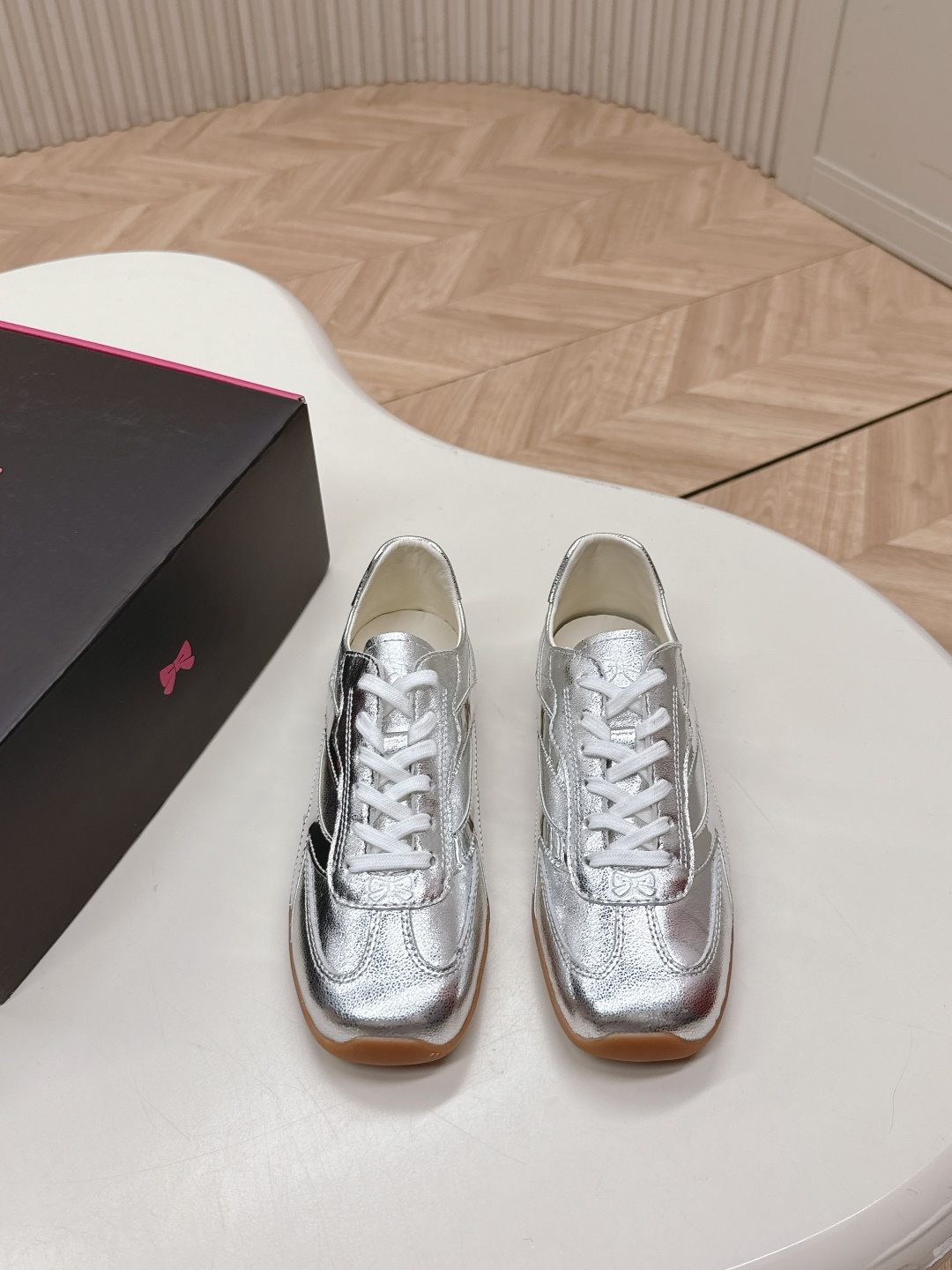 NO:221703,SMILEREPUBLlC 2025 Casual Moral Training Shoes. The pair of sneakers that were released at the SMILEREPUBLlC show have been launched in the world's major purchasing agents. They are simple and casual and unruly, and can reflect the beauty of tannins. The whole pair of shoes is simple and fashionable, and the feet are very light and versatile!  Fabric: Frosted leather/cowhide Inner: Sheepskin Original open molded rubber outsole Size: 35-40, casual shoes/sports shoes, sneakers, cowhide, sheepskin19860909出 SMILEREPUBLlC 2025休闲德训鞋 SMILEREPUBLlC大秀上爆出的这双球鞋 后全球各大代购官网火爆上市. 简单很随意不羁又能体现单宁美感,整双鞋子设计简约时尚,上脚非常轻便 百搭！ 面料: 磨砂皮/牛皮 内里: 羊皮 原版开模橡胶大底 Size:35-40,休闲鞋/运动鞋,sneakers,cowhide,sheepskin,Women's Shoes