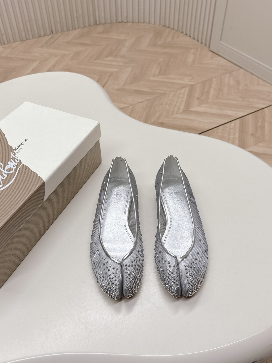 NO:747416,, CL x MM6 Maison margiel* 25 new split-toe red-soled shoes and flat shoes out of 240 mesh rhinestone models Maison Margiela and Christian Louboutin launch their first joint split-toe red-soled shoes Margiela co-branded CL  Each item is full of bold design and unique artistic sense, from deconstructed jackets to futuristic accessories, every detail demonstrates Margiela's avant-garde aesthetics and CL's personality attitude. Whether it is street style or high-end style, this series can satisfy all your imaginations about fashion!  The upper is made of mesh, padded sheepskin, original molded outsole, size 35-41 (40.41 customization is not returnable), casual shoes/sports shoes, christian louboutin, masion margiela, masion margiela, sneakers, jackets & coats, sheepskin19860909,CL x MM6 Maison margiel* 25新款分趾红底鞋平底单鞋 出240 网面水钻款 Maison Margiela 与 Christian Louboutin 推出首个联名分趾红底鞋 马吉拉联名CL 的每一件单品都充满了大胆的设计与独特的艺术感,从解构主义的外套到未来感十足的配饰,每一处细节都彰显着马吉拉的前卫美学与CL的个性态度.无论是街头风还是高定范儿,这个系列都能满足你对时尚的所有想象！ 鞋面采用网面 垫脚羊皮,原版开模大底 size35-41码（40.41定制不退换）,休闲鞋/运动鞋,christian louboutin,masion margiela,masion margiela,sneakers,jackets & coats,sheepskin,Women's Shoes