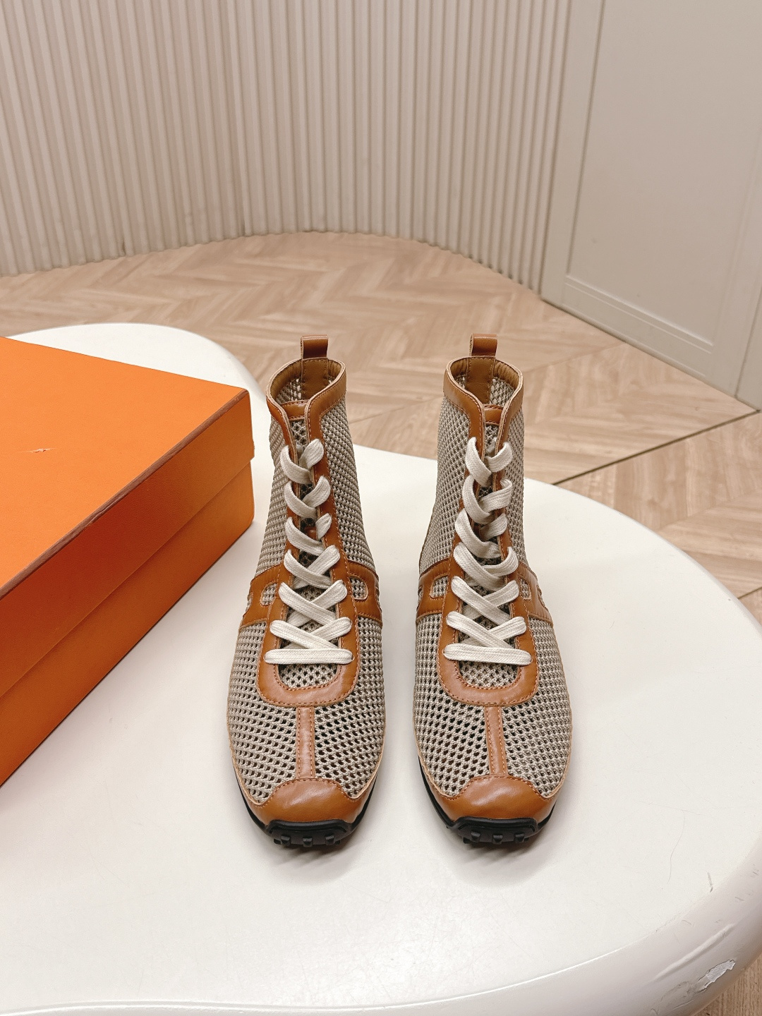 NO:262415,Hermes/Hermes H home 25ss new mesh high-top sandals. The fashionable ugly shoes. It is really not ugly when you wear it. It is fashionable. The feet feel very comfortable and lightweight. Classic sports style   mesh color design, ugly and durable. Original custom-made top layer cowhide mesh. Original custom sheepskin. The original sole original mold-opening and non-slip sole. Size 35-39 (40.41 custom-made, no return or exchange), boots, hermes, hermes, boots, cowhide, sheepskin19860909出 Hermes/爱马仕H家25ss新款网面高帮凉靴 丑鞋的时髦 上脚真心不丑,穿上就是时髦人儿,脚感非常舒服又轻便,经典运动风格 网面色设计,丑的耐看 面料原版定制头层牛皮网布 内里原版定制羊皮 大底原版开模防滑大底 码数35-39（40.41订做不退换）,靴子,hermes,hermes,boots,cowhide,sheepskin,Women's Shoes