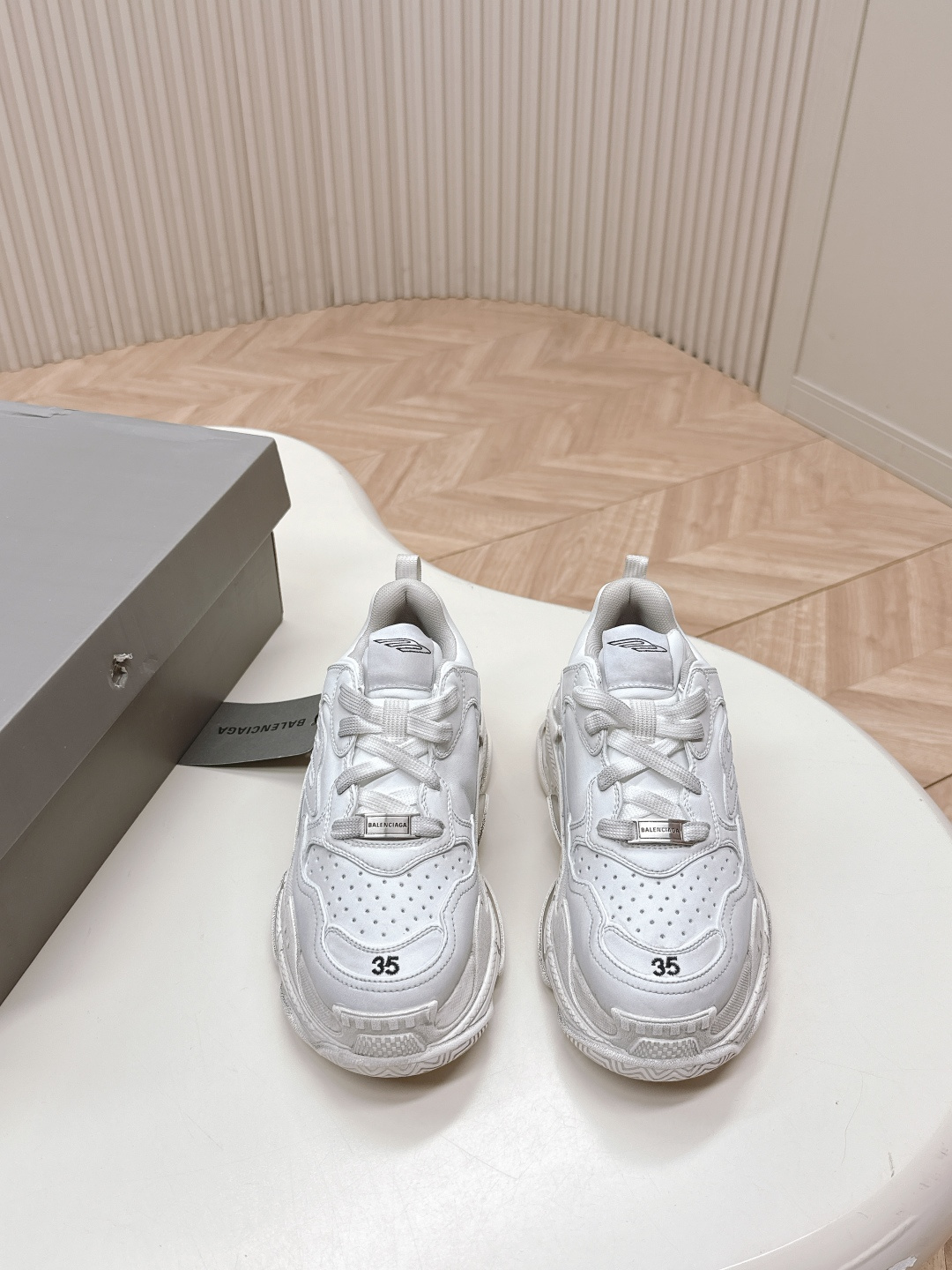 NO:707608,# | 5 / Balenciaga’s 3xL and urnner semi-cloth dad shoes continue the trend of old running shoes. The shoe body is made of polyester fiber, nylon, TPU and polyurethane. It takes the appearance and comfort and lightness to a new level. The heel is decorated with a webbing crotch, the outsole and rear are decorated with the Balenciaga logo, the upper is decorated with unity sports icon artwork, and the tongue is decorated with 3B sports icon  Works of art, fabric-lined feet, guaranteed to satisfy you. It’s so dazzling and cool!  Size 35-45M for men and women, dad shoes, balenciaga, balenciaga19860909# | 5 ／巴黎世家爆闪 3xL和urnner半布面老爹鞋货 延续潮流跑鞋做旧老爹鞋,鞋身由聚酯纤维、尼龙、 TPU 和聚氨酯制成,不管是从外观还是舒适轻盈度都更上一个台阶,后跟饰有织带拉裆,外底和后部饰以 Balenciaga 标识,鞋面饰以 unity sports icon 艺术作品,鞋舌饰以3B sports icon 艺术作品,织物内里垫脚,上脚保证你满意就是这么炫这么酷！ 码数35-45M 男女款,老爹鞋,balenciaga,balenciaga,Women's Shoes