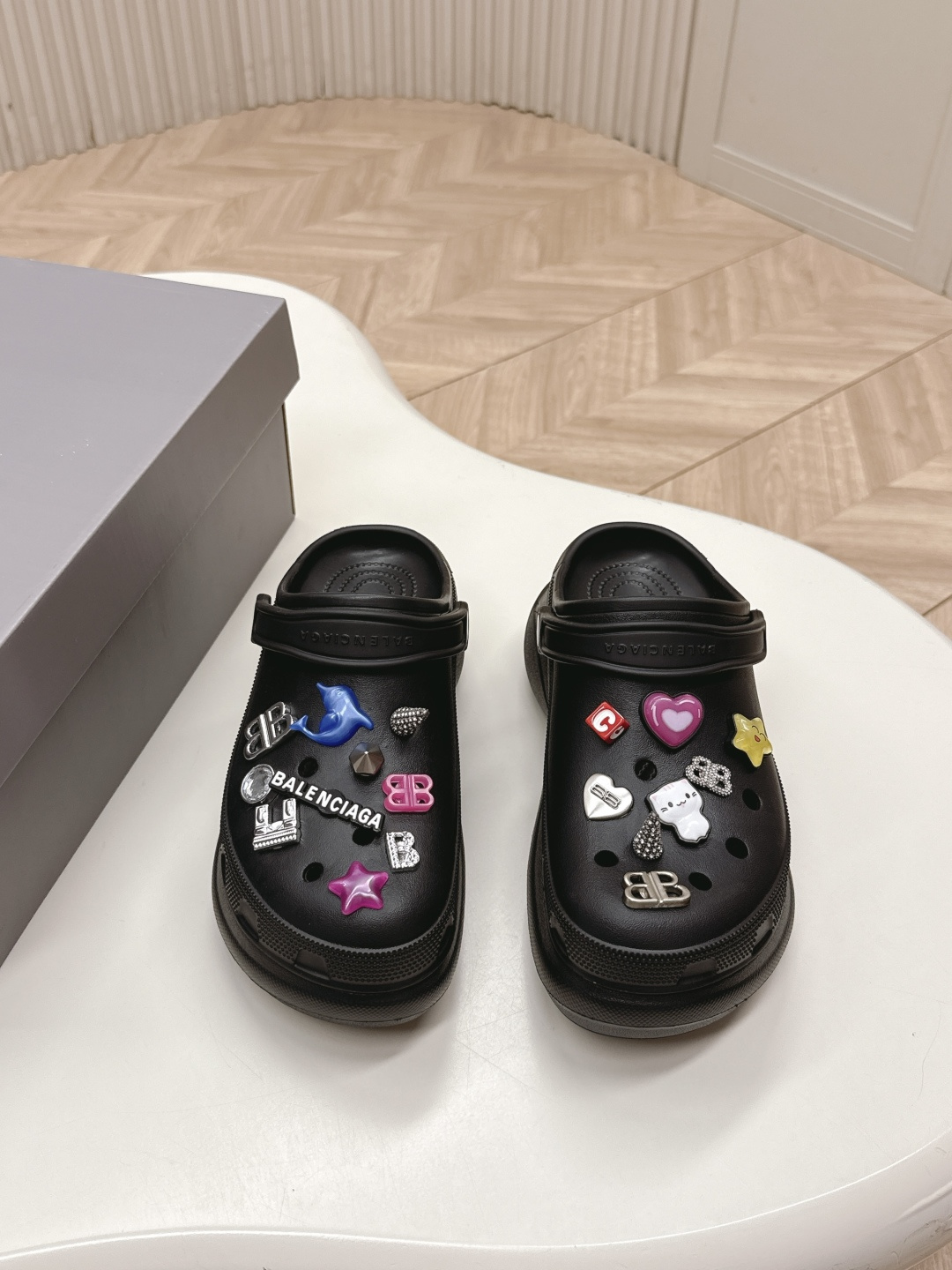 NO:260951,10 men's clothing Balenciaga Balenciaga Spring and summer latest couple's hole shoes, 25 spring new dark horse items, fashion bloggers at home and abroad show off, popular social platforms at home and abroad, fashion experts must buy, various Bajia elements hardware buckle DIY, very brand recognition, two pairs of genuine products for men and women's counters are purchased, all hardware reproduction, heavy money to open molds to create, craftsmanship, accurate restoration of every detail Original mold opening EVA rubber and plastic integrated molding, super light on the foot, a perfect height of 6cm, a complete height of the original packaging Size35-44, slippers, balenciaga, balenciaga, burberry, slippers19860909出 男装10 巴黎世家Balenciaga 春夏最新情侣款洞洞鞋,25春季新款黑马单品,海内外时尚博主纷纷上脚大秀,火遍海内外社交平台,时尚达人必入款,各种巴家元素五金扣DIY 极具品牌辨识度 男女专柜两双正品购入 五金全部开模复刻 重金开模打造 匠心工艺,精准还原每个细节 原版开模EVA橡塑一体成型大底 上脚超级轻 大底高度6cm妥妥的增高神器 原版全套包装 Size35-44,拖鞋,balenciaga,balenciaga,burberry,slippers,Women's Shoes