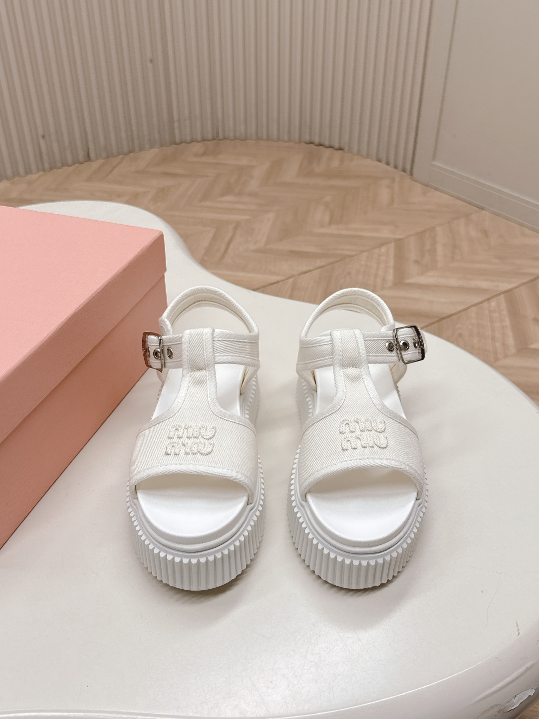 NO:260948,MiuMiu Miu Spring and Summer Show Cookie Sandals, Thick-soled Shoes Simple sports shoe design, highly recognizable tongue, create a Buddhist sweet casual style~~ The aura on the feet is very casual, long skirts, shorts, shorts, and wear a unique style~~ Choose high-density canvas surface, cowhide footbed inside, IP foamed sole height 4.5cm Size35-40, sandals, miumiu, sandals, skirts, shorts, cowhide19860909出 MiuMiu缪缪春夏走秀款饼干凉鞋,厚底鞋 简约的运动板鞋设计,极具辨识度的鞋舌,打造佛系甜美的休闲风~~上脚气场十足随意搭配,长裙,短裙,短裤,穿出与众不同的风格~~  选用高密帆布面,牛皮垫脚内里,ip发泡大底高度4.5cm Size35—40,凉鞋,miumiu,sandals,skirts,shorts,cowhide,Women's Shoes