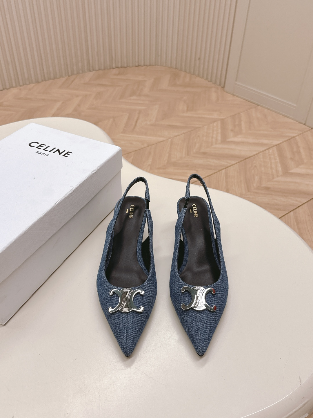 NO:679434,CELINE Celine 25 new colors new Arc de Triomphe cat heel sandals for women with metal buckles, hollow toe high heels, sexy temperament, pointed toe shoes, clean and neat, ultra-slim and white legs, whether worn alone or paired with wide-leg pants, high street and retro. Let’s be a CELIN girl. Upper imported denim fabric, lining sheepskin lining, outsole original leather outsole Size 35-39 (40 customized non-refundable), high-heeled sandals, celine, celine, sandals, high  heels,sheepskin,leather soles19860909CELINE思琳赛琳25新色新款凯旋门猫跟凉鞋女金属扣后空包头高跟鞋性感气质尖头单鞋干净利落 超显腿细显白,无论是单穿还是搭配阔腿裤,高街又复古 一起来做CELIN女孩 鞋面进口牛仔布面料 内里羊皮内里 大底原版真皮大底 Size35-39（40定制不退换）,高跟鞋凉鞋,celine,celine,sandals,high heels,sheepskin,Leather soles,Women's Shoes