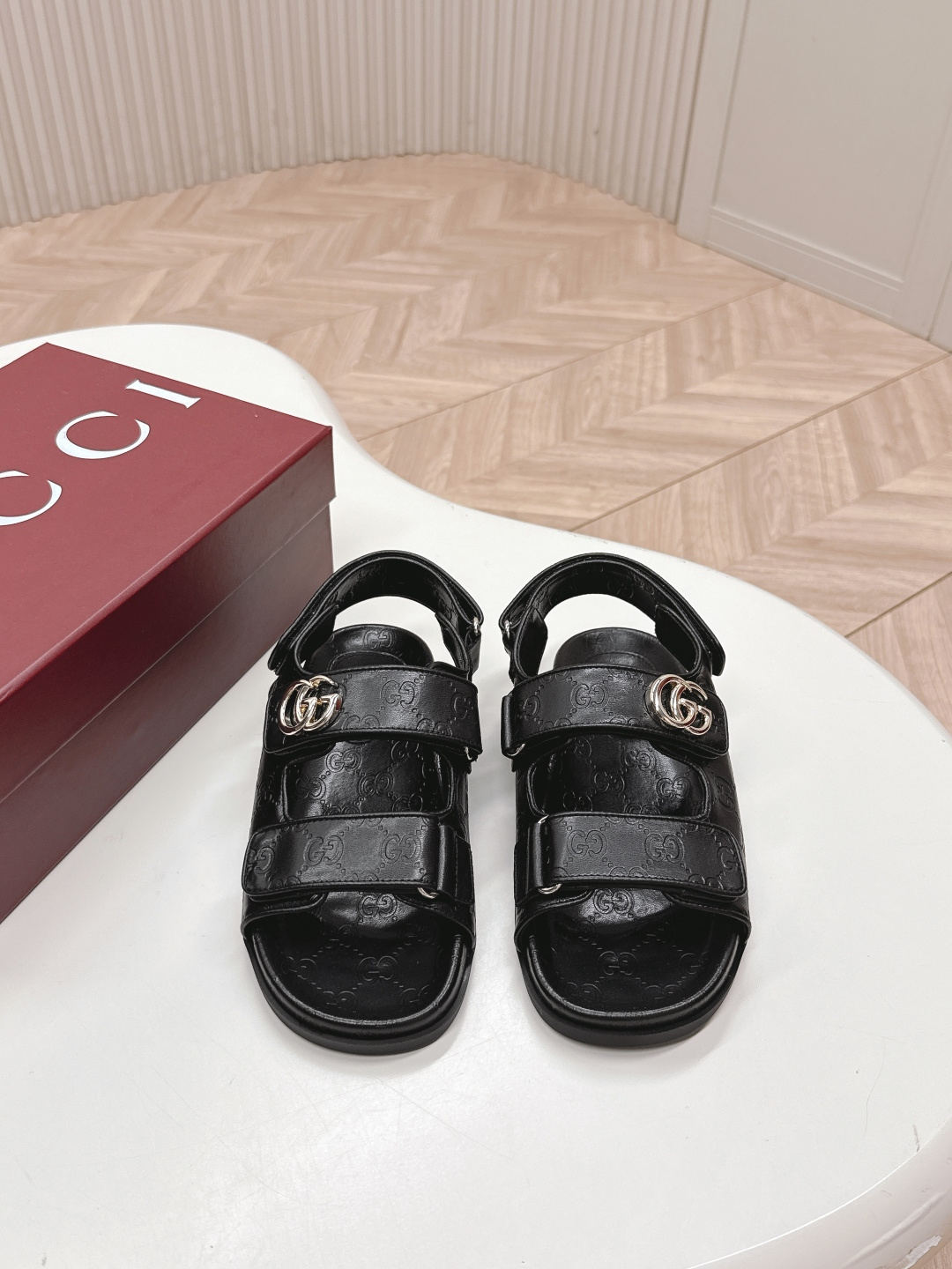 NO:407027,High-end GUCCI Gucci Spring and Summer New GG Embossed Velcro Flat Sandals Beach Casual Women's Sandals Modern design aesthetics explore the unique path of ingenuity, cleverly blending the brand's classic elements with the beloved brand logo. This sandal embellishes the beloved double G shape accessories, injecting a low-key brand logo charm into the entire design, complementing the versatility of Velcro straps. Cowhide Original outsole Size 35-40, sandals, gucci, gucci, sandals, cowhide19860909出 高版 GUCCI 古驰 春夏新款 GG压纹魔术贴平底凉鞋 沙滩休闲女士凉鞋 现代设计美学探索独特匠心之路,巧妙融合品牌经典元素与备受喜爱的品牌标识.这款凉鞋缀饰备受喜爱的双G造型配件,为整个设计注入一抹低调的品牌标识魅力,与魔术贴带的多功能性相得益彰.牛皮 原版大底 码数35-40,凉鞋,gucci,gucci,sandals,cowhide,Women's Shoes