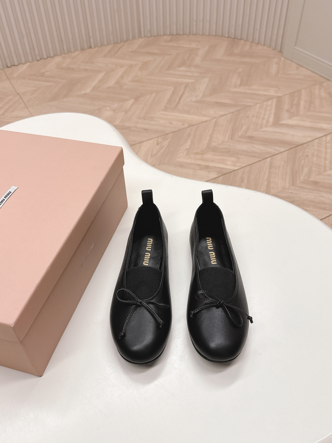 NO:406746,MIuMiu's new ballet shoes fairy style is integrated into daily life with the agility of ballet, and portrays the classic outline of dance shoes with modern brushstrokes draws inspiration from classic Japanese shoes. Simple but not complicated is suitable for a variety of shapes. The steps are flexible and fashionable ballet shoes. The avant-garde upper is matched with classic ballet shoes, and the soft material is combined. The sheepskin upper is both casual and elegant, giving the original sweetness a bit unrestrained style. Original rubber non-slip sole Size 35-40, ballet shoes, miumiu, sheepskin19860909出 缪缪 MIuMiu新款芭蕾舞鞋仙女款 以芭蕾的灵动意韵融于日常,以现代笔触刻画舞鞋经典轮廓 从经典日式鞋履汲取灵感 简而不繁适合多种造型,步履之间灵动时髦芭蕾舞鞋,前卫的鞋面搭配经典芭蕾舞鞋型,柔软材质结合.羊皮鞋面 既随性又优雅,让原本的甜美感多了一分不羁的风格 原版橡胶防滑大底 Size 35-40,芭蕾舞鞋,miumiu,sheepskin,Women's Shoes