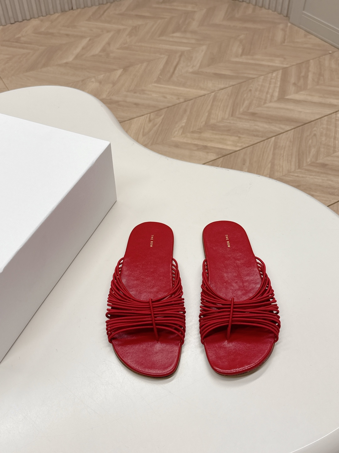 NO:406740,The row25s summer new product, weaving lazy slippers, personalized woven design style, and everyday matching is invincible and beautiful!  It is also very fashionable, soft and glutinous to wear. It is a must-have artifact for summer travel!  The upper is made of sheepskin, the inner lining is made of mixed-bred sheepskin Original open mold non-slip sole Size35-39 (customized by 40), slippers, slippers, sheepskin19860909出 The row25s夏季新品 编织懒人拖鞋 个性编织的设计风格 日常随心搭配都无敌好看！ 上脚也是很时尚软糯糯的 夏日旅行必备神器！ 鞋面采用羊皮 内里采用混种羊皮 原版开模防滑大底 Size35-39（40定制）,拖鞋,slippers,sheepskin,Women's Shoes