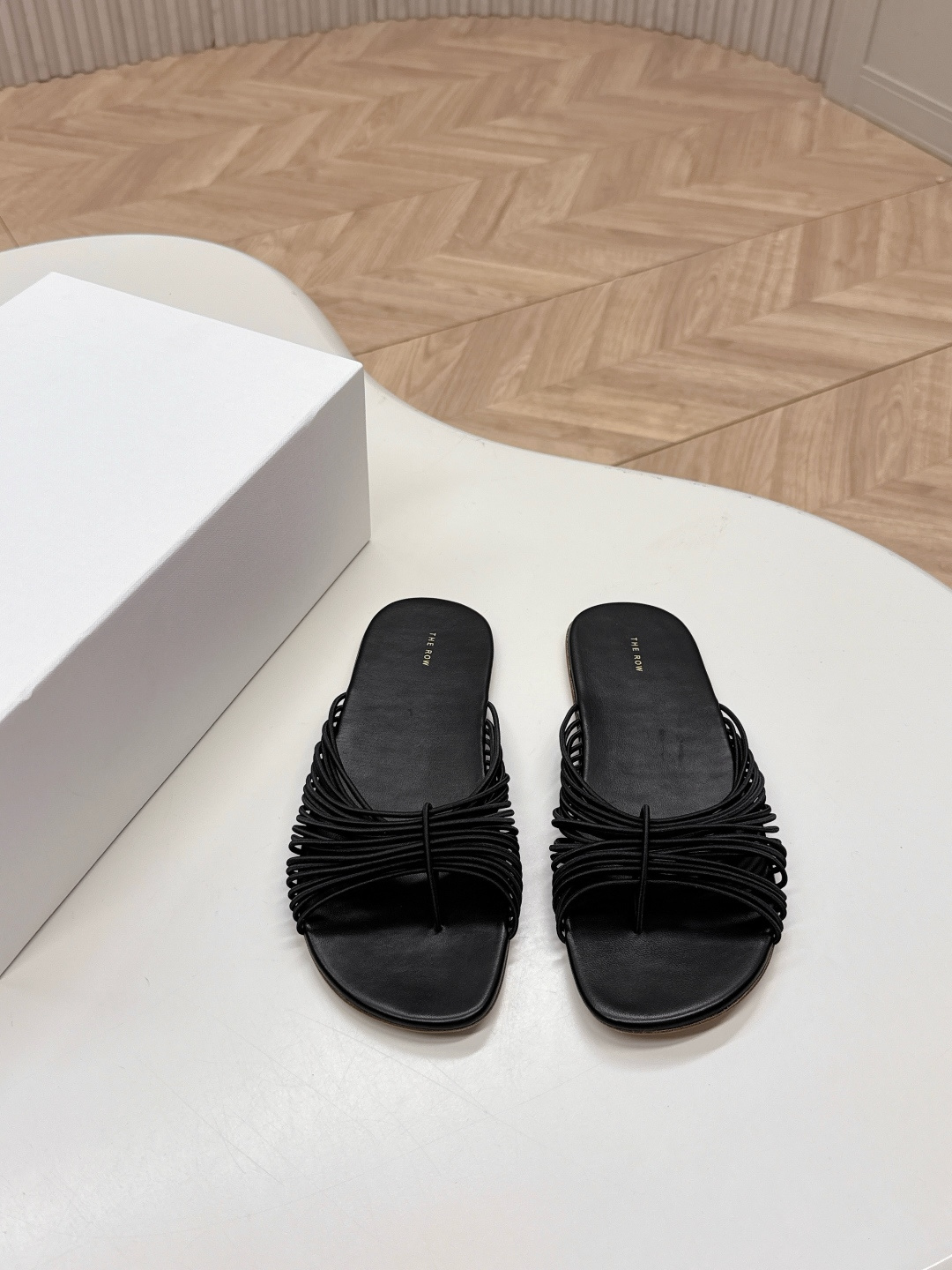 NO:406743,The row25s summer new product, weaving lazy slippers, personalized woven design style, and everyday matching is invincible and beautiful!  It is also very fashionable, soft and glutinous to wear. It is a must-have artifact for summer travel!  The upper is made of sheepskin, the inner is made of mixed-bred sheepskin, genuine leather outsole Size35-39 (customized by 40), slippers, slippers, sheepskin, Leather soles19860909出 The row25s夏季新品 编织懒人拖鞋 个性编织的设计风格 日常随心搭配都无敌好看！ 上脚也是很时尚软糯糯的 夏日旅行必备神器！ 鞋面采用羊皮 内里采用混种羊皮 真皮大底 Size35-39（40定制）,拖鞋,slippers,sheepskin,Leather soles,Women's Shoes