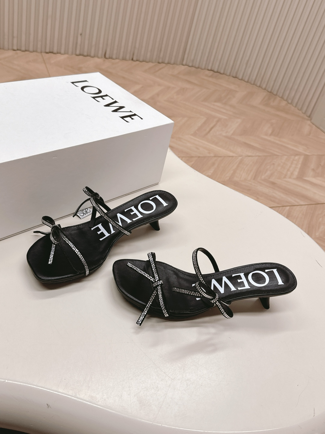 NO:406734,The latest Loewe LOEWE 25SS summer limited slippers, real air-conditioned shoes, plus a looming beauty, it’s really beautiful to wear!  !  !  Highly recommended, super lazy fashion drag, three ways to wear, same style as celebrity bloggers!  Fabric sheepskin Lining: Imported sheepskin Heel height: 4.5cm Outsole: Original beef tendon wear-resistant sole Digital: 35-40, slippers, loewe, loewe, slippers, sheepskin19860909出 最新罗意威LOEWE 25SS夏季限定拖鞋,真正空调鞋,加若隐若现的美感,上脚真的太美了！！！强烈推荐,超级懒人时装拖,三种穿法,明星博主同款！ 面料羊皮 里料:进口羊皮 跟高:4.5cm 大底:原版牛筋耐磨底 数码:35-40,拖鞋,loewe,loewe,slippers,sheepskin,Women's Shoes