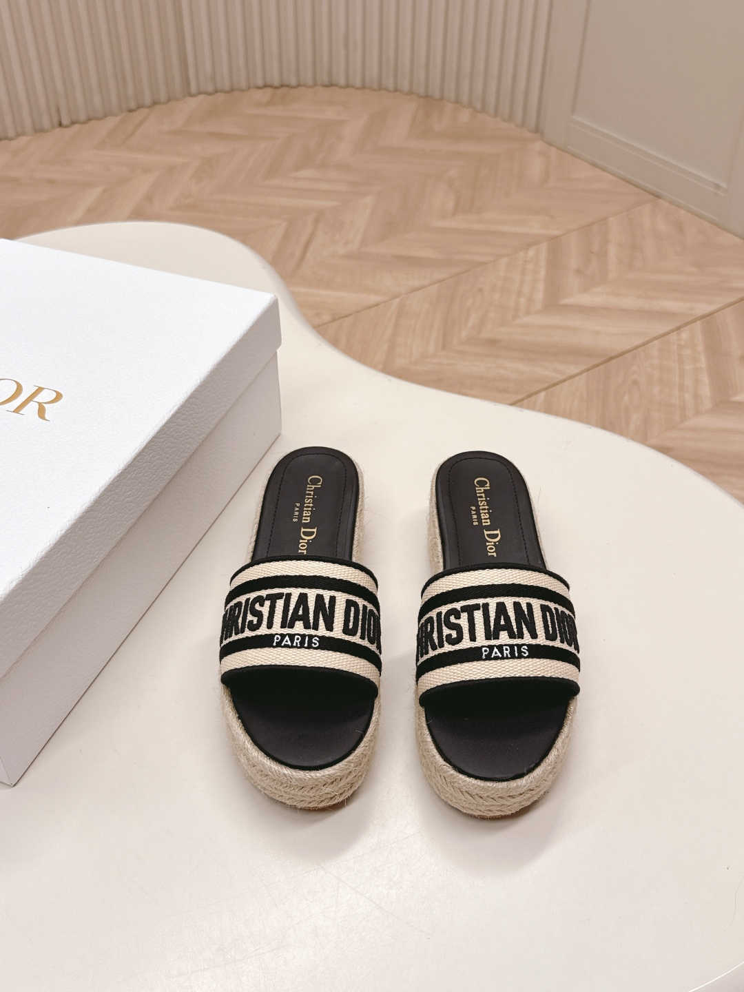 NO:406727,New color Dior 25 spring and summer new IVIETA DWAY sponge cake thick-sized flip-flop CD letter logo three-dimensional embroidered thick-soled round toe slippers. The original version is developed on the market top version, with soft and delicate feet and extremely comfortable. Material: imported raffia grass electric embroidery high-temperature water-soluble cotton technology fabric + water-dyed cowhide footbed inside + original consistent combination sole Outsole: original outsole size35-41.40.41. Custom made no return or replacement), slippers sandals, dior, dior, sandals, slippers, cowhide19860909新色 出 Dior 迪奥 25春夏新款 IVIETA DWAY 松糕厚座一字拖CD字母logo立体刺绣厚底圆头露趾拖鞋 原版开发市面顶级版本,脚感柔软细腻,舒适度极高. 材质:鞋面进口酒椰草电绣高温水溶棉质科技面料+水染牛皮垫脚内里+原版一致组合大底 大底:原版大底 size35-41.40.41.定做不退不换）,拖鞋凉鞋,dior,dior,sandals,slippers,cowhide,Women's Shoes