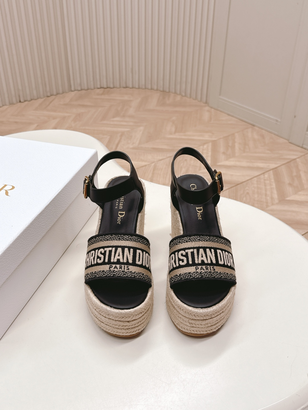 NO:406728,New color Dior 25 spring and summer new IVIETA DWAY sponge cake thick-soled sandals CD letter logo three-dimensional embroidered thick-soled round toe slippers. The original version is developed on the market top version, with soft and delicate feet and extremely comfortable. Material: imported raffia grass electric embroidery high-temperature water-soluble cotton technology fabric + water-dyed cowhide footbed inside + original consistent combination sole Outsole: original outsole size35-41.40.41. Custom made no return or replacement), slippers sandals, dior, dior, sandals, slippers, cowhide19860909新色 出 Dior 迪奥 25春夏新款 IVIETA DWAY 松糕厚底凉鞋CD字母logo立体刺绣厚底圆头露趾拖鞋 原版开发市面顶级版本,脚感柔软细腻,舒适度极高. 材质:鞋面进口酒椰草电绣高温水溶棉质科技面料+水染牛皮垫脚内里+原版一致组合大底 大底:原版大底 size35-41.40.41.定做不退不换）,拖鞋凉鞋,dior,dior,sandals,slippers,cowhide,Women's Shoes