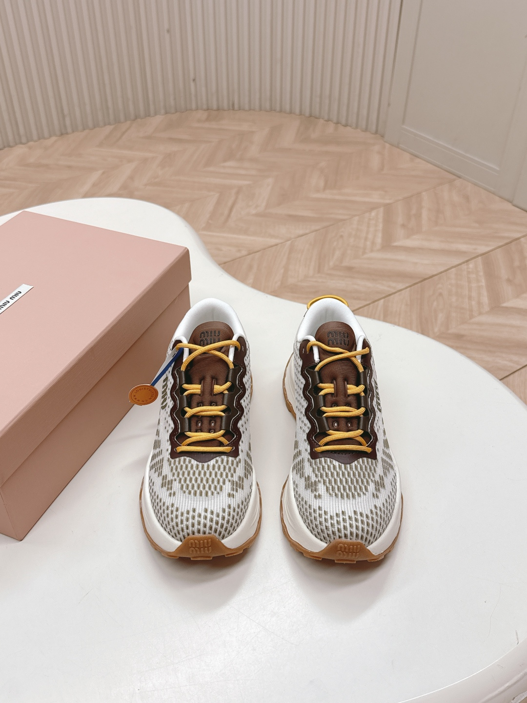 NO:406722,Miumiu 25 latest American dad shoes sports shoes ~ The most popular sneakers with a look is a must-have ~ Fashionable, high-end, easy to match with the feet, a must-have for the year The latest catwalk sports dad shoes are a hit by domestic and foreign bloggers, Xiaohongshu grass planting series, retro and fashionable, with thick-soled sports shoes design, with a recognizable tongue, creating a Buddhist sweet casual style~~ The aura on the feet is very casually matched, mainly a fashionable original woven fabric surface, mixed-bred sheepskin, original private model outsole Size.35-40, casual shoes/sports shoes, miumiu, sneakers, sheepskin19860909出 miumiu缪缪25最新款美式老爹鞋 运动鞋 ~ 颜值担当火爆款运动鞋 不得不入的一款～时尚,高级 随意搭配上脚非常舒适,年度必入款 最新走秀款运动老爹鞋国内外博主刷爆的一款,小红书种草系列,复古又时髦上脚美炸了厚底运动板鞋设计,极具辨识度的鞋舌,打造佛系甜美的休闲风~~上脚气场十足随意搭配 主打一个时尚 原版织布面 内里混种羊皮里,原版私模大底 Size.35-40,休闲鞋/运动鞋,miumiu,sneakers,sheepskin,Women's Shoes