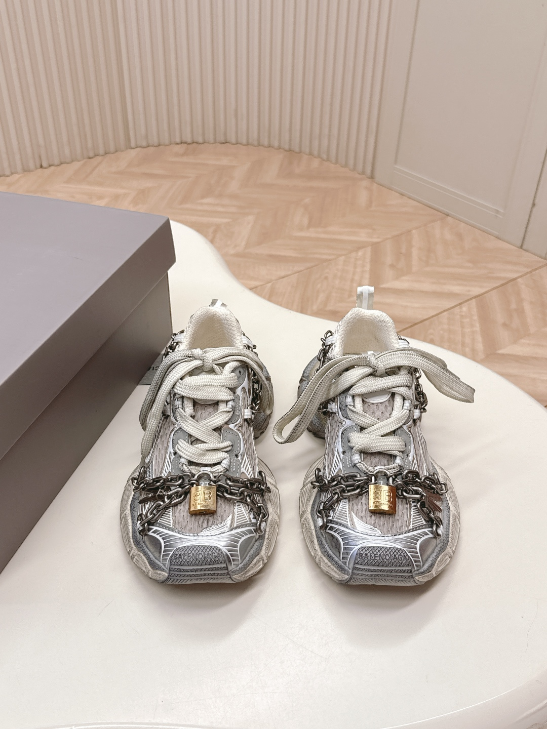 NO:406726,Out # | 5 / Balenciaga flash 3xL chain Lock-toe dad shoes shipped Continue the trend of running shoes to make old dad shoes. The shoe body is made of polyester, nylon, TPU and polyurethane. Whether it is appearance or comfort and lightness, it is taken to the next level. The heel is decorated with a webbing crotch, the outsole and rear are decorated with Balenciaga logo, the upper is decorated with unity sports icon artwork, the tongue is decorated with 3B sports icon artwork, the fabric inner foot pads, the foot is guaranteed to be satisfied, it is so cool!  Size 35-45M men and women, dad shoes, balenciaga, balenciaga19860909出 # | 5 ／巴黎世家爆闪 3xL 链条 锁头老爹鞋出货 延续潮流跑鞋做旧老爹鞋,鞋身由聚酯纤维、尼龙、 TPU 和聚氨酯制成,不管是从外观还是舒适轻盈度都更上一个台阶,后跟饰有织带拉裆,外底和后部饰以 Balenciaga 标识,鞋面饰以 unity sports icon 艺术作品,鞋舌饰以3B sports icon 艺术作品,织物内里垫脚,上脚保证你满意就是这么炫这么酷！ 码数35-45M 男女款,老爹鞋,balenciaga,balenciaga,Women's Shoes