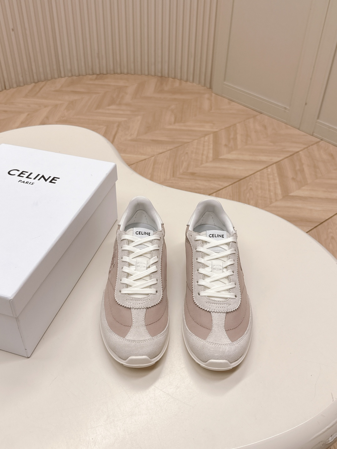 NO:407675,Celine RACER 25 latest casual sports shoes This is a pair of shoes full of street feel, which continues the classic design, which is very good. This shoe has its own unique design, the leather upper is very easy to manage, it looks slim and unique, unique, light and comfortable on the feet. Must-have versatile styles in all seasons. Upper beef velvet, breathable sheepskin inner lining original outsole size35-40, casual shoes/sports shoes, celine, celine, sneakers, sheepskin19860909出 Celine 赛琳 RACER 25最新 休闲 运动鞋 这是充满街头感的一双鞋子,延续经典设计非常赞 这款鞋有它自己独特的设计,皮革鞋面非常好打理,显瘦独出心裁,别具一格,上脚轻便十分舒适 四季必备百搭款 鞋面牛绒 内里透气羊皮内里 原版大底 size35-40,休闲鞋/运动鞋,celine,celine,sneakers,sheepskin,Women's Shoes
