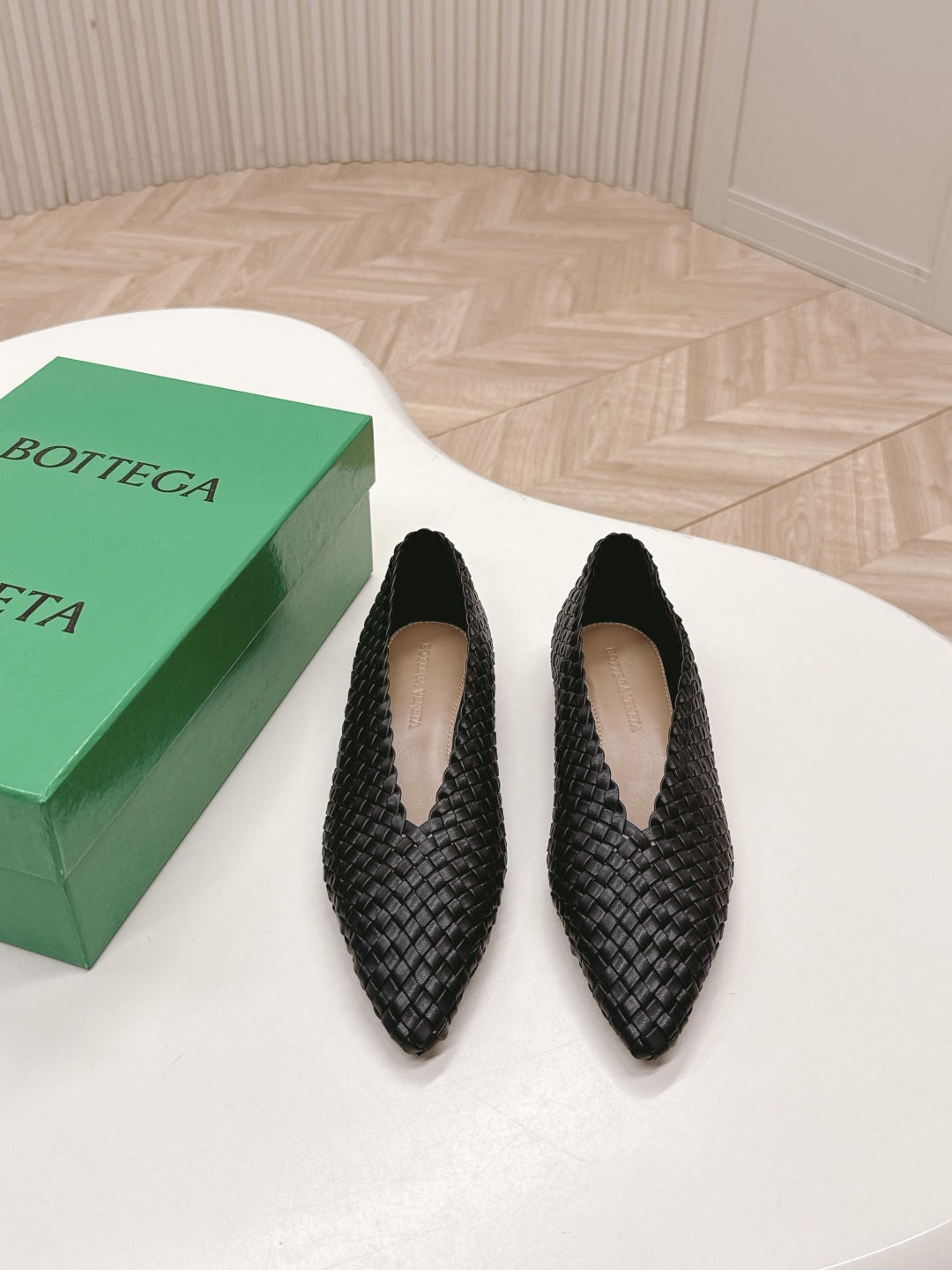 NO:407671,BV2025 new series, integrated hand-woven without seams, BV Sofia flat-sole hand-woven single shoes, 5mm grade, knitted single shoes, genuine leather hand-woven, simple leather 5mm pull strips, hand-woven, high-end, comfortable, footbed sheepskin inner comfortable and high-end, the outsole is made of Italian leather outsole & injection rubber technology, light dyeing technology, benchmarking and matching versions are original packaging, shoe bags are printed with glue logo technology, the highest end, the market is hot melt glue to shape the toe, heel is easy to rebound and not deform, the upper line is selected from Italian computer needle car, fine workmanship 35-40, single shoes, bottega veneta, sheepskin, Leather soles19860909出 BV2025新系列 一体手编织无接缝 BV Sofia 平底手工一体编织 单鞋 5 毫米级 编织单鞋 真皮手工编织  简约一块皮5 毫米抽条 手工编织而成 高档舒适 垫脚羊皮内里舒适高端 大底选用意大利真皮大底&注塑橡胶工艺 运用轻染工艺 对标对版选用原版包装 鞋子布袋采用印胶logo工艺 市场最高端 采用热熔胶定型鞋头 后跟 易回弹不变形 鞋面车线选用意大利电脑针车 做工精细  35-40,单鞋,bottega veneta,sheepskin,Leather soles,Women's Shoes