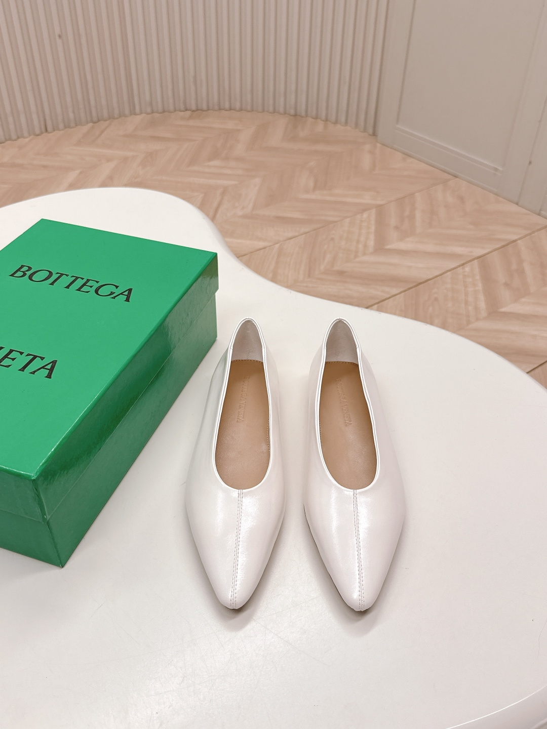 NO:407672,BV2025 new series Women's Sofia single shoes, small pointed toe, necessity for commuting, elegant materials used on shoes, intellectual, elegant and capable, full of high-end design, beautiful design~~ Fabric lambskin and fixed technology pursue the perfect internal craftsmanship, heel, footbed lambskin, outsole craftsmanship, brand classic work, Italian leather outsole, combined with dyeing technology, matched with rubber square craftsmanship, comfortable and high-end flat design, making travel more comfortable, confident 35-40, single shoes, bottega veneta, sheepskin, Leather soles19860909出 BV2025新系列 女士 Sofia 单鞋 小尖头 通勤必备  优雅材质运用在鞋履上知性优雅干练  满满的高级感设计美美哒～～ 面料小羊皮 以及定型科技追求内部工艺完美   鞋跟 垫脚小羊皮 大底工艺 品牌经典之作 新季选用意大利真皮大底 配合清染技术 搭配橡胶方块工艺  舒适高端 平底 设计 让出行更舒适 自信 35-40,单鞋,bottega veneta,sheepskin,Leather soles,Women's Shoes