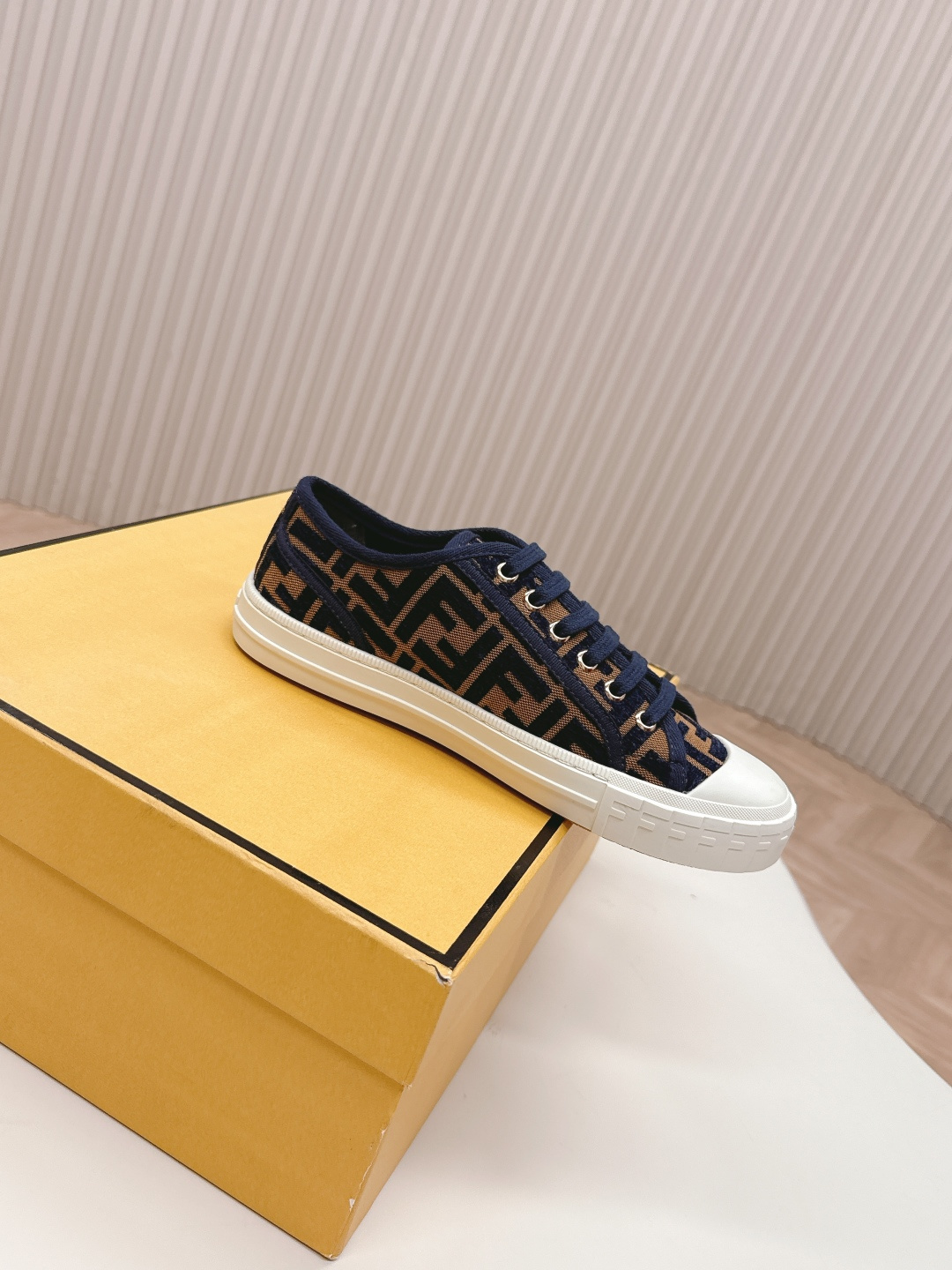 NO:408049,New colors!  Fendi's new board shoes casual sneakers and cloth shoes classic FF preschool surface super good looking versatile l inner lining with breathable bris lightweight comfortable and versatile original TPu outsole size, women's 35-40, casual shoes/sports shoes, fendi, fendi, sneakers19860909出 新色系！Fendi芬迪新款板鞋休闲运动鞋布鞋 经典FF老花面 超好看百搭 l内里采用透气布里 轻便 舒适百搭 原版TPu大底 码数,女款35-40,休闲鞋/运动鞋,fendi,fendi,sneakers,Women's Shoes