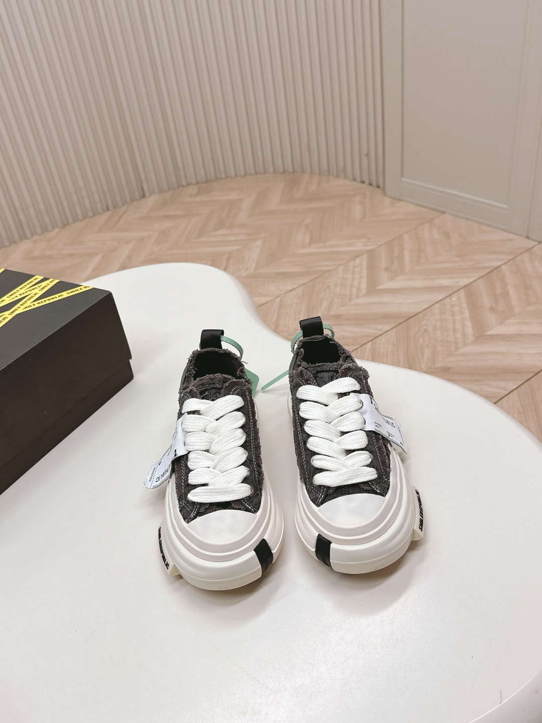 NO:413499,Smilerepublic* Tan Jianci smiles casual shoes. There are so many trendy celebrities and internet celebrities. They are so cool when they are on their feet. Whether it is appearance or comfort, they will shine. I really can't resist it!  !  I would like to call this pair of shoes a very versatile shoe with thick sole shoes. The shoes are really big!  It looks like wearing a boat and showing her legs are long and thin on her feet. It looks so delicate. It is about 4cm tall. The short person is round and cute. The insole is leather. Compared with Wu Jianhao, xvessel. I think this pair of feet feels better. There are many highlights. The bill tag toe is super large bow tie method. Women 35-40. Men's model 39-44 (women 40. Men's 44 customized), casual shoes/sports shoes, sneakers19860909Smilerepublic*檀健次开口笑休闲鞋 超多潮人明星网红上脚好酷炫的不论是颜值还是舒适度都yyds还会发光 真的抵抗不了！！这双鞋子我愿称作厚底鞋天花板好百搭的一款鞋子,鞋子真的好大！像穿了一条船在脚上巨显腿长和腿细显得好秀气,增高约4cm矮个子福音,前面圆圆的有点可爱 鞋垫是皮的对比吴建豪 xvessel 我觉得这双脚感更好,亮点还是挺多的票据吊牌鞋头超大蝴蝶结鞋带系法, 女35-40 男款39-44（女40.男44定制）,休闲鞋/运动鞋,sneakers,Women's Shoes