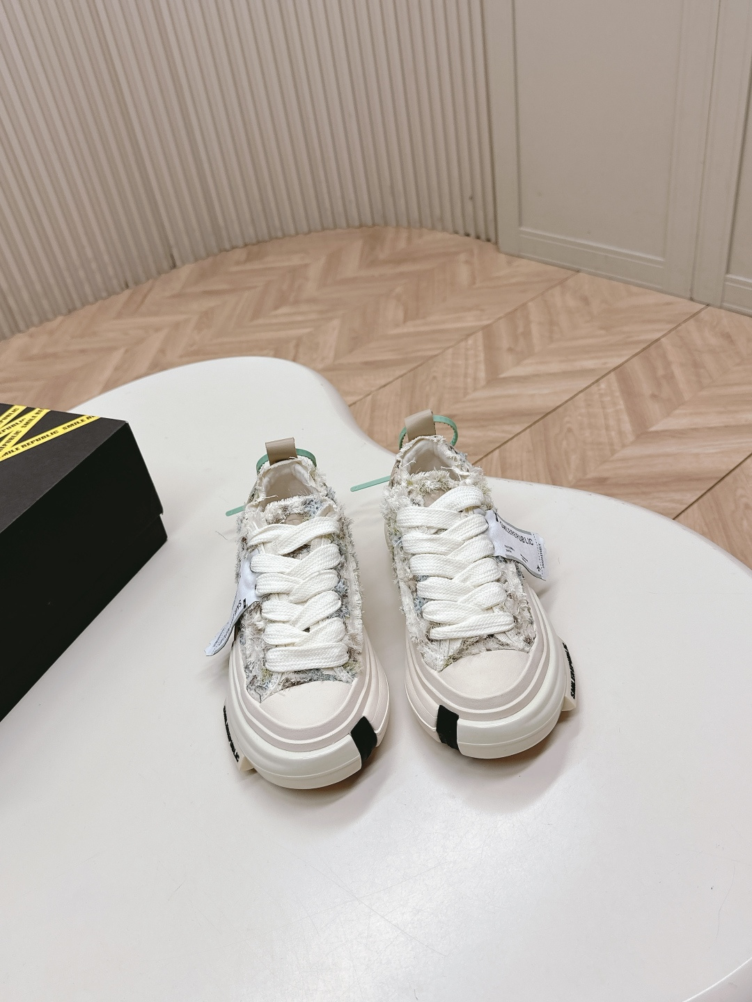 NO:409467,Smilerepublic* Tan Jianci smiles casual shoes. There are so many trendy celebrities and internet celebrities. They are so cool when they are on their feet, whether they are good or comfortable, they will shine. I really can't resist it!  !  I would like to call this pair of shoes a very versatile shoe with thick sole shoes. The shoes are really big!  It looks like wearing a boat and showing her legs are long and thin on her feet. It looks so delicate. It is about 4cm tall. The short person is round and cute. The insole is leather. Compared with Wu Jianhao, xvessel. I think this pair of feet feels better. There are many highlights. The bill tag toe is super large bow tie method. Women 35-40. Men's model 39-44 (women 40. Men's 44 customized), casual shoes/sports shoes, sneakers19860909出 Smilerepublic*檀健次开口笑休闲鞋 超多潮人明星网红上脚好酷炫的不论是颜值还是舒适度都yyds还会发光 真的抵抗不了！！这双鞋子我愿称作厚底鞋天花板好百搭的一款鞋子,鞋子真的好大！像穿了一条船在脚上巨显腿长和腿细显得好秀气,增高约4cm矮个子福音,前面圆圆的有点可爱 鞋垫是皮的对比吴建豪 xvessel 我觉得这双脚感更好,亮点还是挺多的票据吊牌鞋头超大蝴蝶结鞋带系法, 女35-40 男款39-44（女40.男44定制）,休闲鞋/运动鞋,sneakers,Women's Shoes