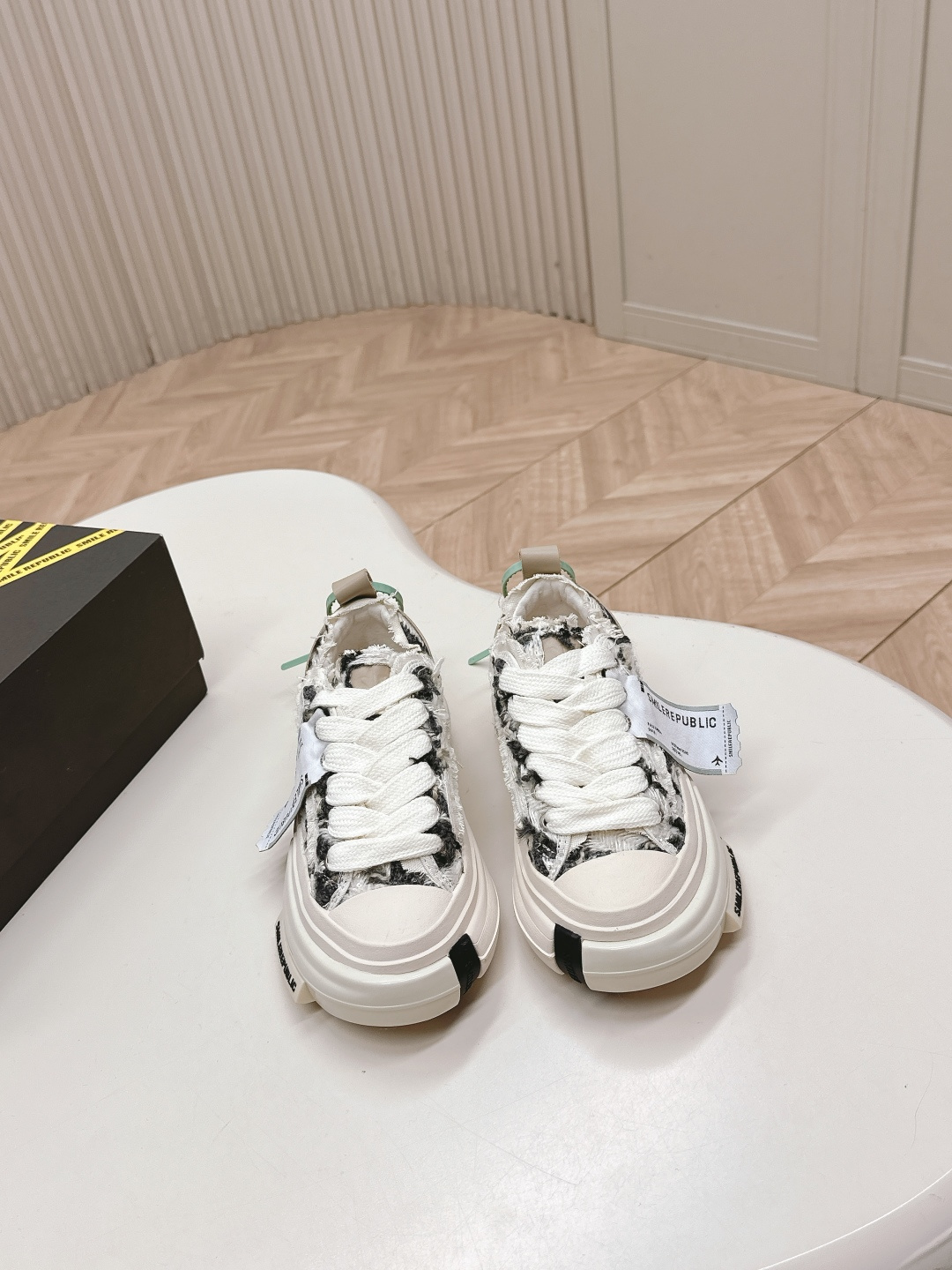 NO:409470,Smilerepublic* Tan Jianci smiles casual shoes. There are so many trendy celebrities and internet celebrities. They are so cool when they are on their feet, whether they are good or comfortable, they will shine. I really can't resist it!  !  I would like to call this pair of shoes a very versatile shoe with thick sole shoes. The shoes are really big!  It looks like wearing a boat and showing her legs are long and thin on her feet. It looks so delicate. It is about 4cm tall. The short person is round and cute. The insole is leather. Compared with Wu Jianhao, xvessel. I think this pair of feet feels better. There are many highlights. The bill tag toe is super large bow tie method. Women 35-40. Men's model 39-45 (women 40. Men's custom made), casual shoes/sports shoes, sneakers19860909出 Smilerepublic*檀健次开口笑休闲鞋 超多潮人明星网红上脚好酷炫的不论是颜值还是舒适度都yyds还会发光 真的抵抗不了！！这双鞋子我愿称作厚底鞋天花板好百搭的一款鞋子,鞋子真的好大！像穿了一条船在脚上巨显腿长和腿细显得好秀气,增高约4cm矮个子福音,前面圆圆的有点可爱 鞋垫是皮的对比吴建豪 xvessel 我觉得这双脚感更好,亮点还是挺多的票据吊牌鞋头超大蝴蝶结鞋带系法, 女35-40 男款39-45（女40.男45定制）,休闲鞋/运动鞋,sneakers,Women's Shoes