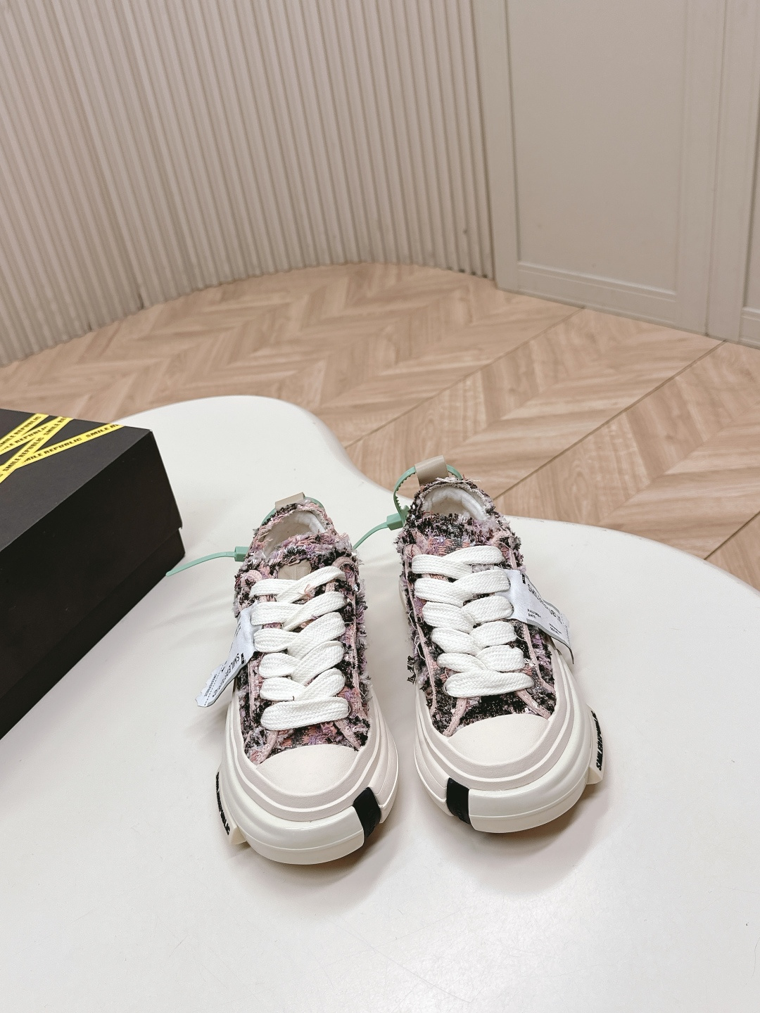 NO:409473,Smilerepublic* Tan Jianci smiles casual shoes. There are so many trendy celebrities and internet celebrities. They are so cool when they are on their feet, whether they are good or comfortable, they will shine. I really can't resist it!  !  I would like to call this pair of shoes a very versatile shoe with thick sole shoes. The shoes are really big!  It looks like wearing a boat and showing her legs are long and thin on her feet. She looks so delicate. She is about 4cm tall. The front is round and a little cute. The insole is leather. Compared with Wu Jianhao, xvessel. I think this pair of feet feels better. There are many highlights. The bill tag toe is super large bow tie method. Women 35-40. Men's model 39-45 (women 40. Men's custom made), casual shoes/sports shoes, sneakers19860909出 Smilerepublic*檀健次开口笑休闲鞋 超多潮人明星网红上脚好酷炫的不论是颜值还是舒适度都yyds还会发光 真的抵抗不了！！这双鞋子我愿称作厚底鞋天花板好百搭的一款鞋子,鞋子真的好大！像穿了一条船在脚上巨显腿长和腿细显得好秀气,增高约4cm矮个子福音,前面圆圆的有点可爱 鞋垫是皮的对比吴建豪 xvessel 我觉得这双脚感更好,亮点还是挺多的票据吊牌鞋头超大蝴蝶结鞋带系法, 女35-40 男款39-45（女40.男45定制）,休闲鞋/运动鞋,sneakers,Women's Shoes