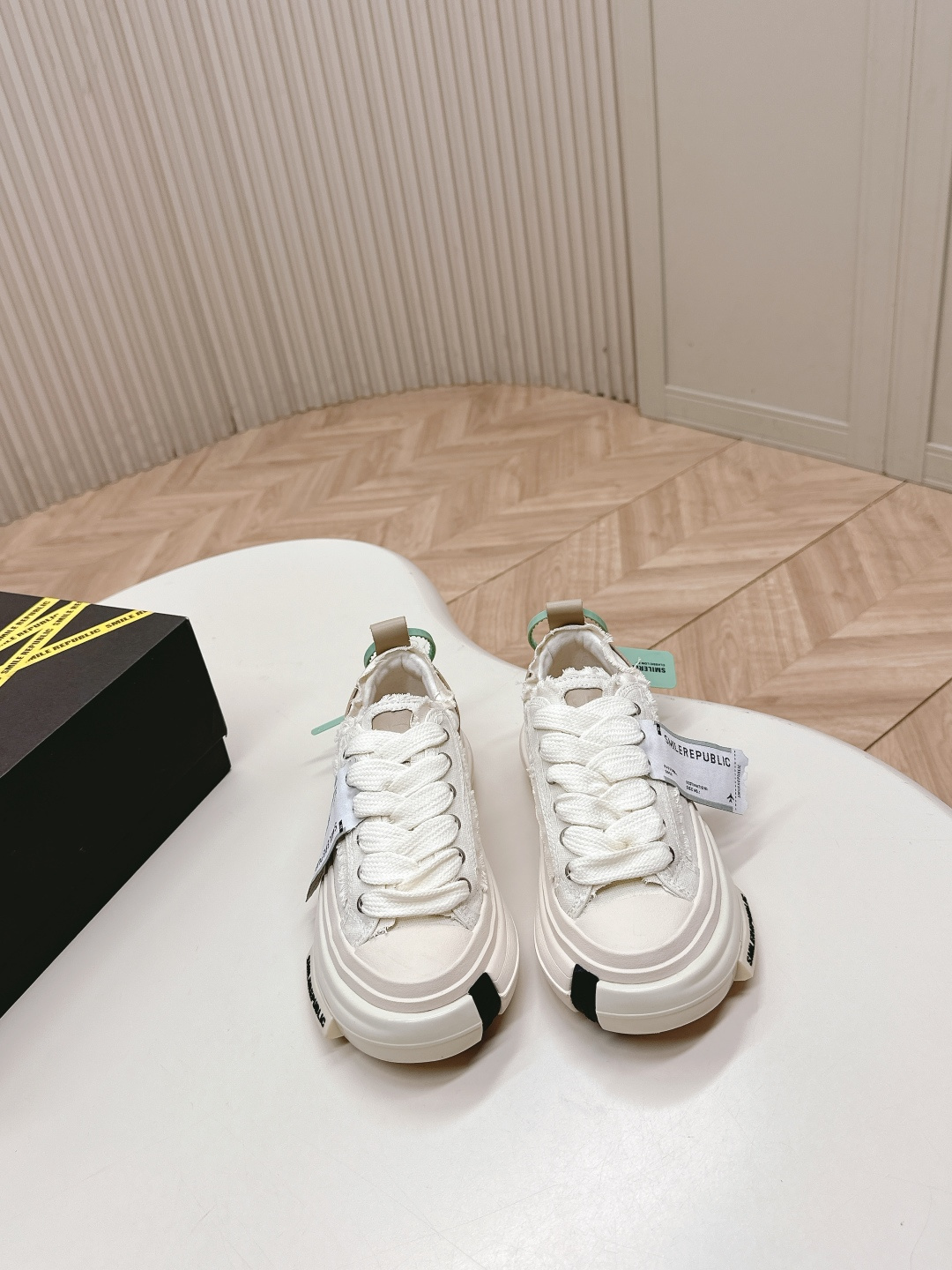 NO:413504,Smilerepublic* Tan Jianci smiles casual shoes. There are so many trendy celebrities and internet celebrities. They are so cool when they are on their feet. Whether it is appearance or comfort, they will shine. I really can't resist it!  !  I would like to call this pair of shoes a very versatile shoe with thick sole shoes. The shoes are really big!  It looks like wearing a boat and showing her legs are long and thin on her feet. It looks so delicate. It is about 4cm tall. The short person is round and cute. The insole is leather. Compared with Wu Jianhao, xvessel. I think this pair of feet feels better. There are many highlights. The toe of the bill tag is super large bow and lace tie. Women's model 35-40 Men's model 39-44 (Female 40. Men's customization), casual shoes/sports shoes, sneakers19860909Smilerepublic*檀健次开口笑休闲鞋 超多潮人明星网红上脚好酷炫的不论是颜值还是舒适度都yyds还会发光 真的抵抗不了！！这双鞋子我愿称作厚底鞋天花板好百搭的一款鞋子,鞋子真的好大！像穿了一条船在脚上巨显腿长和腿细显得好秀气,增高约4cm矮个子福音,前面圆圆的有点可爱 鞋垫是皮的对比吴建豪 xvessel 我觉得这双脚感更好,亮点还是挺多的票据吊牌鞋头超大蝴蝶结鞋带系法, 女款 35-40 男款 39-44（女40.男44定制）,休闲鞋/运动鞋,sneakers,Women's Shoes