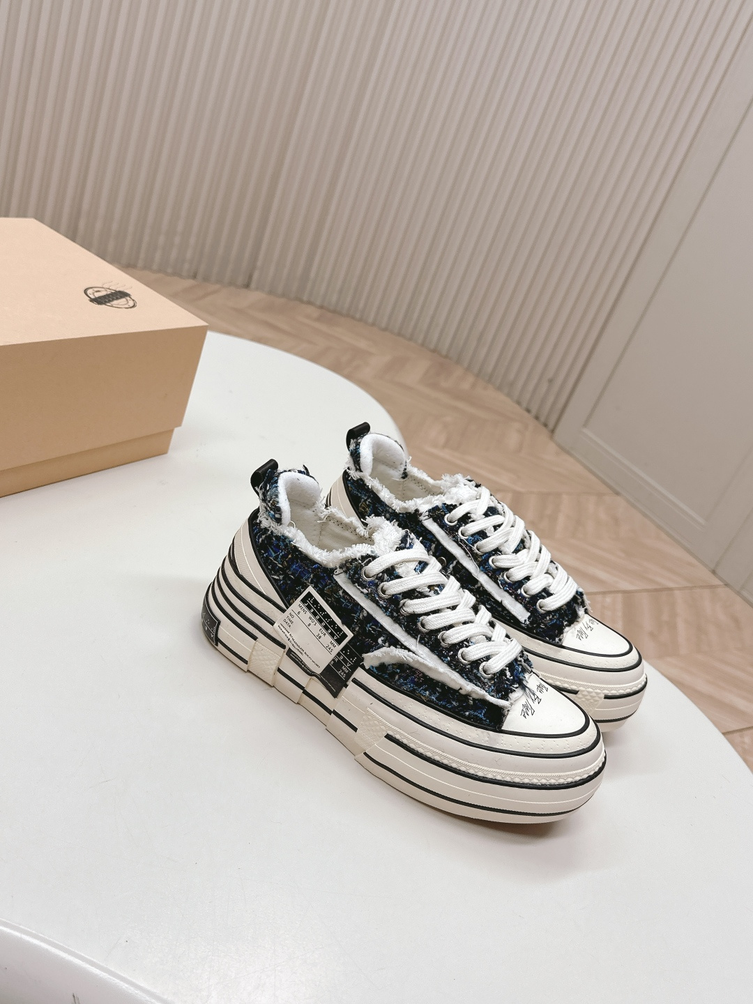 NO:413488,Wu Jianhao xVESSEL G.O.P Lows Classic low-top canvas shoes Heavy industry cork vulcanized shoes This shoe is already a must-have styling artifact for internet celebrities. The beggar's broken edge design makes it very recognizable. The shape of the low-top canvas shoes makes it very versatile. The imported raw material of the entire shoe body is made of canvas, plus the cork vulcanized soles, and the foot feels very good!  size: 35 - 45, casual shoes/sports shoes, sneakers19860909吴建豪 xVESSEL G.O.P Lows 经典低帮帆布板鞋  重工软木硫化鞋这款鞋已经是网红人手必备的凹造型神器,乞丐破边的设计让它非常有辨识度,低帮帆布鞋的造型又让它非常百搭,整个鞋身进口原材料帆布制作,加上软木硫化鞋底,脚感非常好！ size: 35 - 45,休闲鞋/运动鞋,sneakers,Women's Shoes