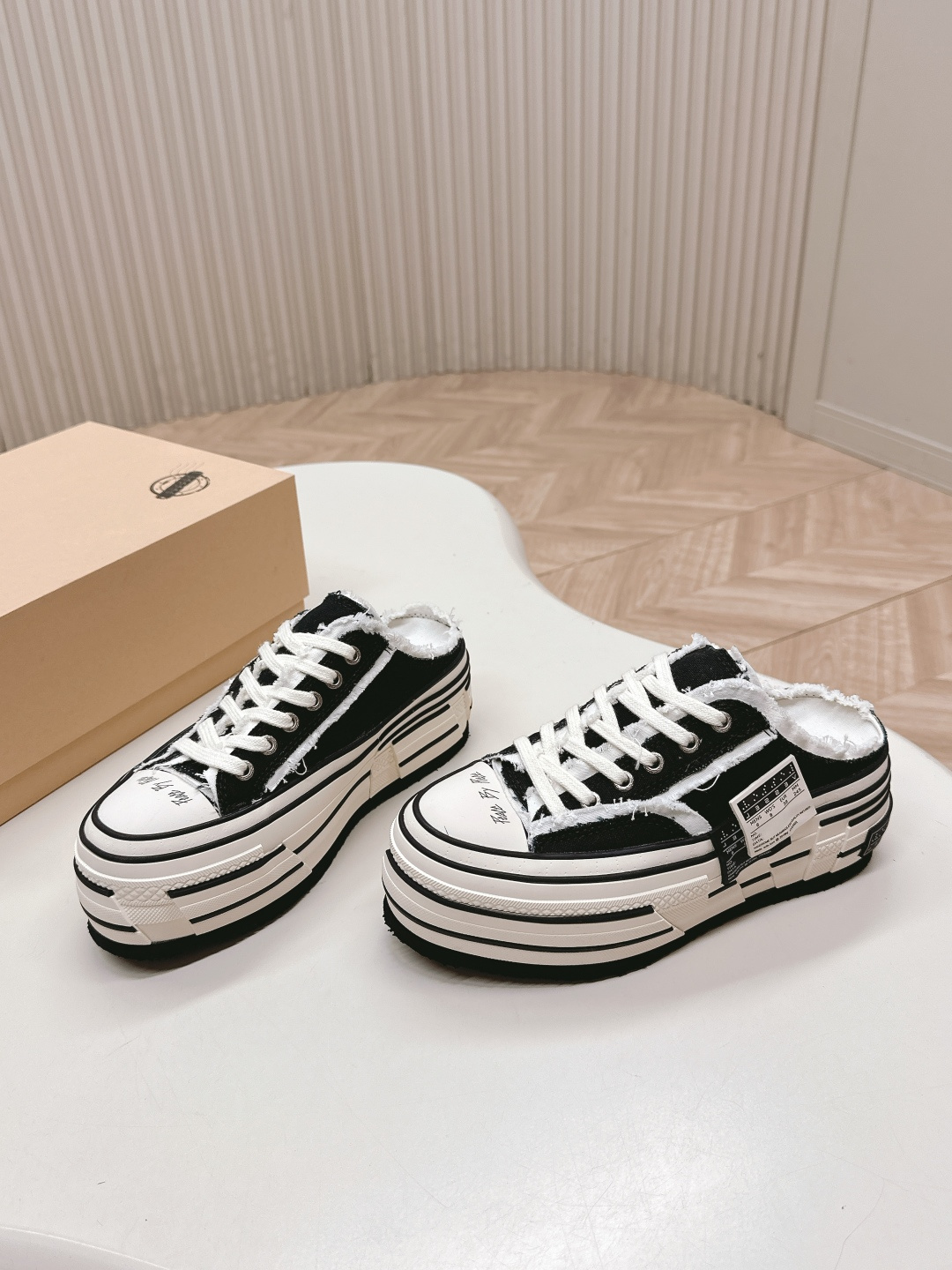 NO:413493,Wu Jianhao xVESSEL G.O.P Lows Classic low-top canvas slippers Heavy industry cork vulcanized shoes This shoe is already a must-have styling artifact for internet celebrities. The beggar's broken edge design makes it very recognizable. The shape of the low-top canvas shoes makes it very versatile. The imported raw material of the entire shoe body is made of canvas, plus the cork vulcanized soles, and the foot feels very good!  size: 35 - 45, casual shoes/sports, sneakers, slippers19860909吴建豪 xVESSEL G.O.P Lows 经典低帮帆布拖鞋  重工软木硫化鞋这款鞋已经是网红人手必备的凹造型神器,乞丐破边的设计让它非常有辨识度,低帮帆布鞋的造型又让它非常百搭,整个鞋身进口原材料帆布制作,加上软木硫化鞋底,脚感非常好！ size: 35 - 45,休闲鞋/运动鞋,sneakers,slippers,Women's Shoes