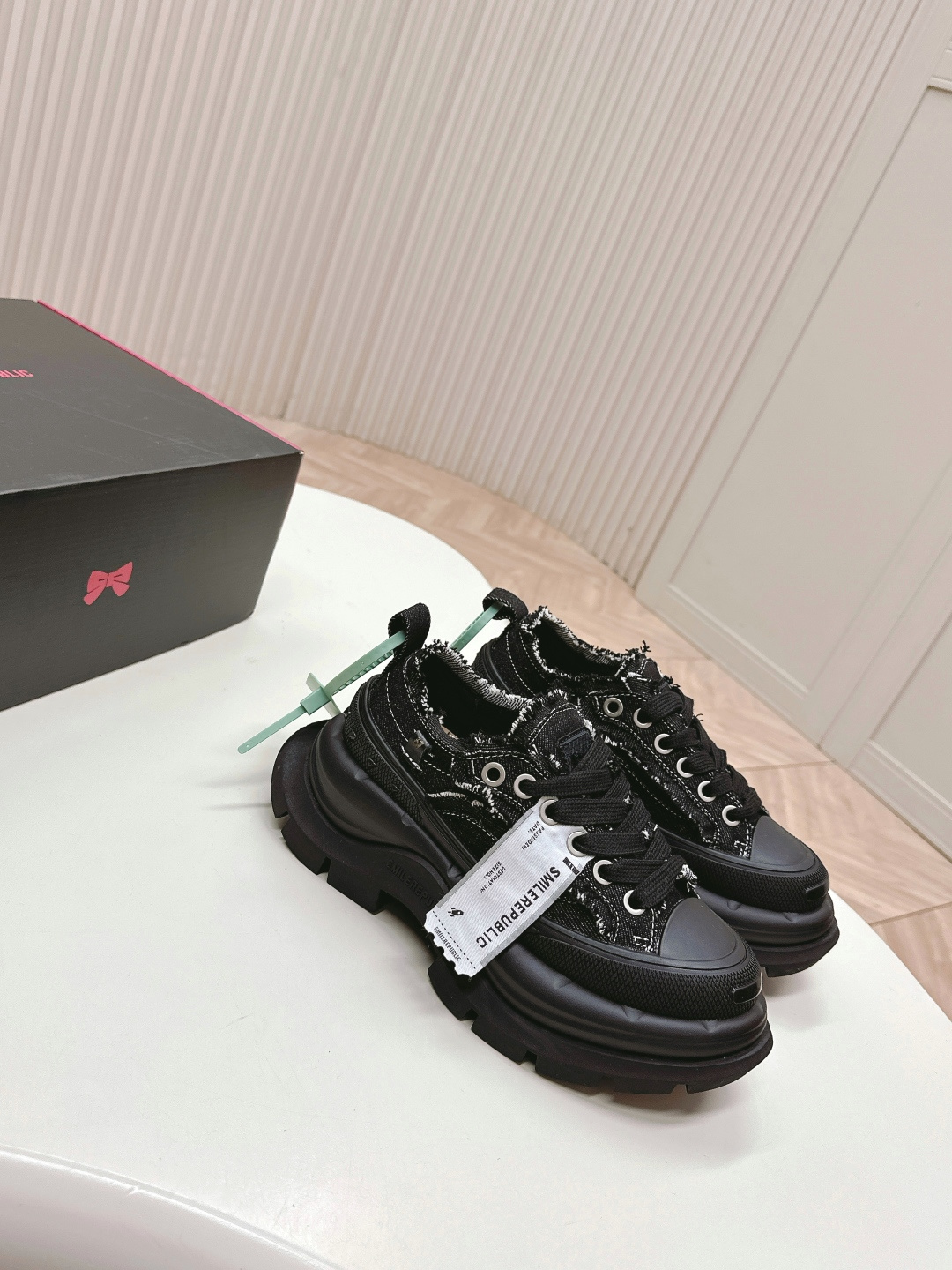 NO:413482,smilerepublic couple canvas shoes, thick sole shoes, casual shoes~~ Tan Jianci's same style, Xiaohongshu's screen, M-many celebrity show, super classic, versatile and durable thick sole canvas shoes... Customized according to the original mold opening (high-density canvas tassels, 3.5cm heightened large sole, cowhide feet) 35-40 women's style/39-45 men's style, casual shoes/sports shoes, sneakers, cowhide19860909smilerepublic 开口笑 情侣款帆布鞋,厚底鞋,休闲鞋~~ 檀健次同款,小红书刷爆屏,M多明星秀,超级经典百搭耐看的一款厚底开口笑帆布鞋…… 按原版开模定制(高密帆布流苏,3.5cm增高大底,牛皮垫脚) 35—40女款/39—45男款,休闲鞋/运动鞋,sneakers,cowhide,Women's Shoes