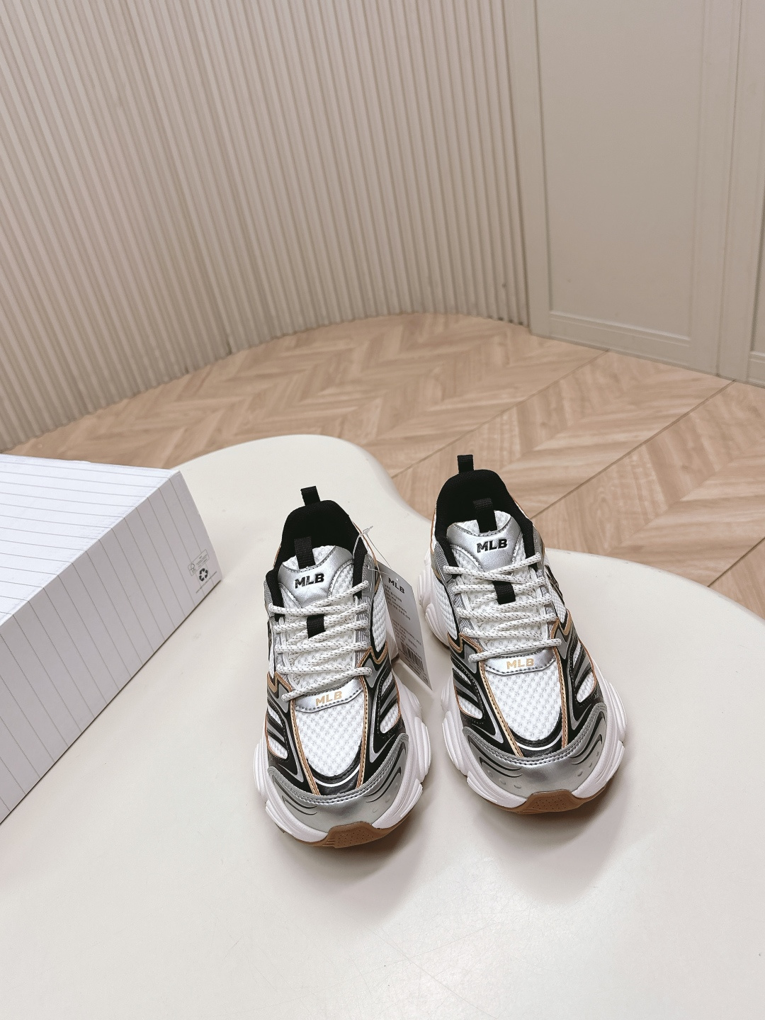 NO:409461,The top version of MLB 25ss new Cyber ​​dad shoes, casual sports shoes. Fashion trendsetters are paying attention!  However, today I am going to share MLB's Cyber ​​Daddy Shoes. This is not just a pair of shoes, but also a declaration of your trendy attitude!  Cyber ​​style combines futuristic and retro style, allowing you to walk at the forefront of fashion every step. The thick-soled design of dad shoes not only makes you look taller, but also lengthens the leg lines, making your legs look longer and straighter. Comfortable to experience the soft inner and soles, and you won’t feel tired even if you wear it for a long time. Outsole: original mold combination outsole inner: original breathable net size: size 35-44 (customized for women’s size 40), dad shoes, sneakers19860909出 顶级版本MLB 25ss新款赛博老爹鞋,休闲运动鞋 时尚弄潮儿们注意啦！然今天要来分享MLB的赛博老爹鞋,这不仅仅是一双鞋,更是你潮流态度的宣言！ 赛博风格结合了未来感和复古风,让你的每一步都走在时尚前沿. 老爹鞋型厚底设计,不仅显高,还能拉长腿部线条,让你的腿看起来更长更直. 舒适体验柔软的内里和鞋底,即使长时间穿着也不会感到疲劳. 大底:原版开模组合大底 内里:原版透气网里 码数:35-44码 (女40码定做),老爹鞋,sneakers,Women's Shoes