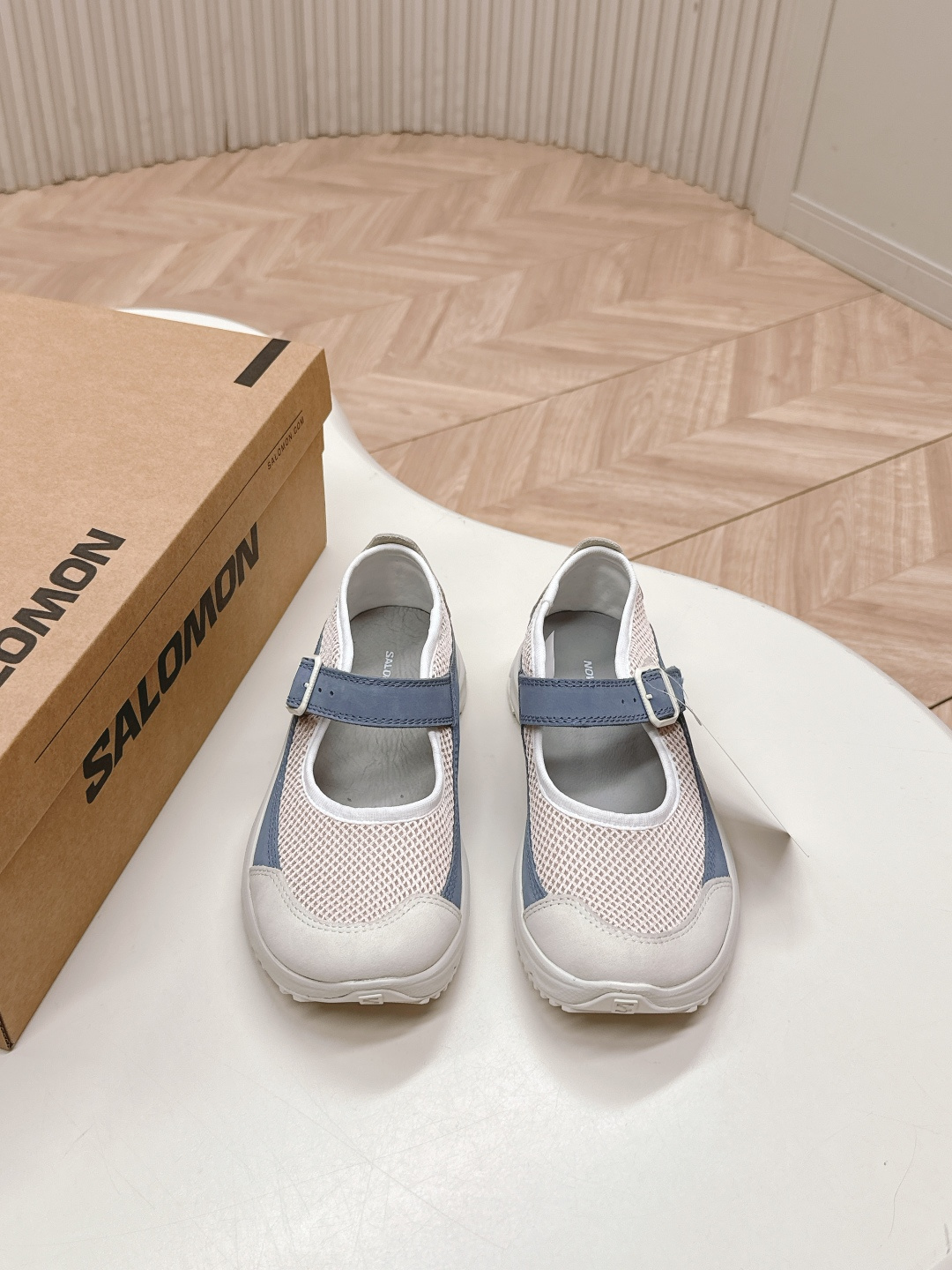 NO:410909,The hottest Salomon Mary Jane casual sneakers 'RXMarie-Jeanne' sneakers sandals are both stylish and comfortable, and are a wise choice for vacation and sightseeing or running errands. They are made of lightweight and breathable mesh, with leather trim and Mary Jane-style buckles. The Contagrip sole ensures traction on any terrain. It is both sporty and girly, and does not exhaust your feet at all. Love it. Original mesh cowhide original cowhide original comfortable outsole 35-40, Mary Jane, sandals, mary jane, sneakers, cowhide19860909出 火爆款 萨洛蒙 salomon 玛丽珍休闲运动鞋“RXMarie-Jeanne”运动鞋式凉鞋既时尚又舒适,是度假观光或跑腿的明智选择.它们由轻便透气的网眼制成,配有皮革饰边,并配有玛丽·简风格的扣带.Contagrip鞋底确保在任何地形上的牵引力 既运动又少女,完全不累脚 爱了爱了 原版网面拼牛皮 原版舒适大底 35-40,玛丽珍,sandals,mary jane,sneakers,cowhide,Women's Shoes