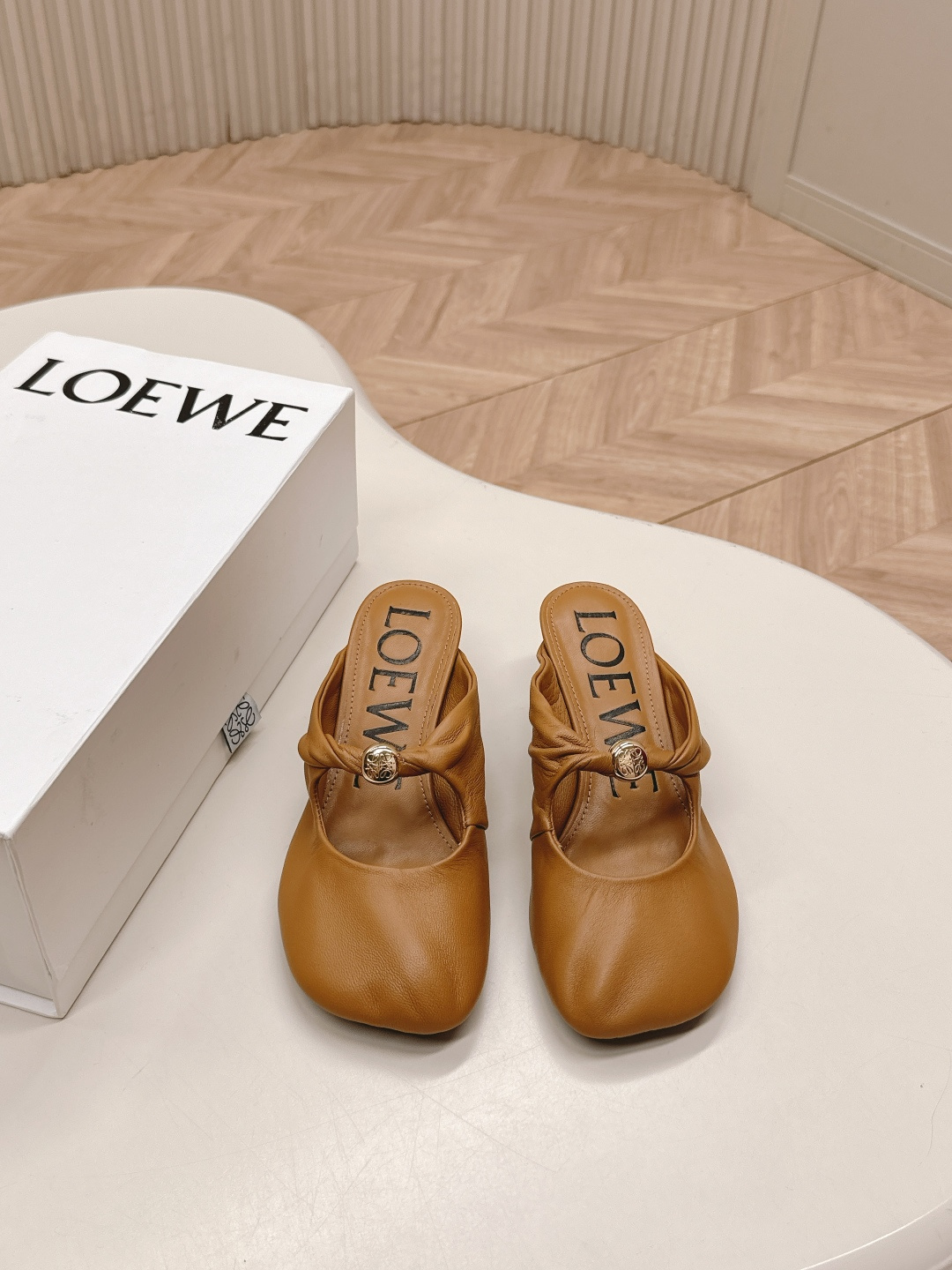 NO:413520,LOEWE 25ss Spring and summer new product slippers Crazy grass planting simple design feels cleaner and more elegant, making you miss it. The color is also very pleasing and beautiful. The instant you put on your feet, it is full of temperament and aura, which is invincible and handsome. The upper is made of cowhide print, the inside is tiptoed, sheepskin, Italy imported injection molded leather sole Size35-42 (40 41 42 custom-made, non-return and exchange), semi-drag, loewe, loewe, slippers, cowhide, sheepskin, Leather soles19860909LOEWE 罗意威 25ss 春夏新品 拖鞋 疯狂种草简约设计感觉更干净优雅 让你念念不忘 颜色也很耐看漂亮,上脚瞬间气质十足气场,简直无敌帅气有型 鞋面采用牛皮印花 内里踮脚 羊皮 意大利进口注塑真皮大底 Size35-42（40 41 42定制不退换）,半拖,loewe,loewe,slippers,cowhide,sheepskin,Leather soles,Women's Shoes