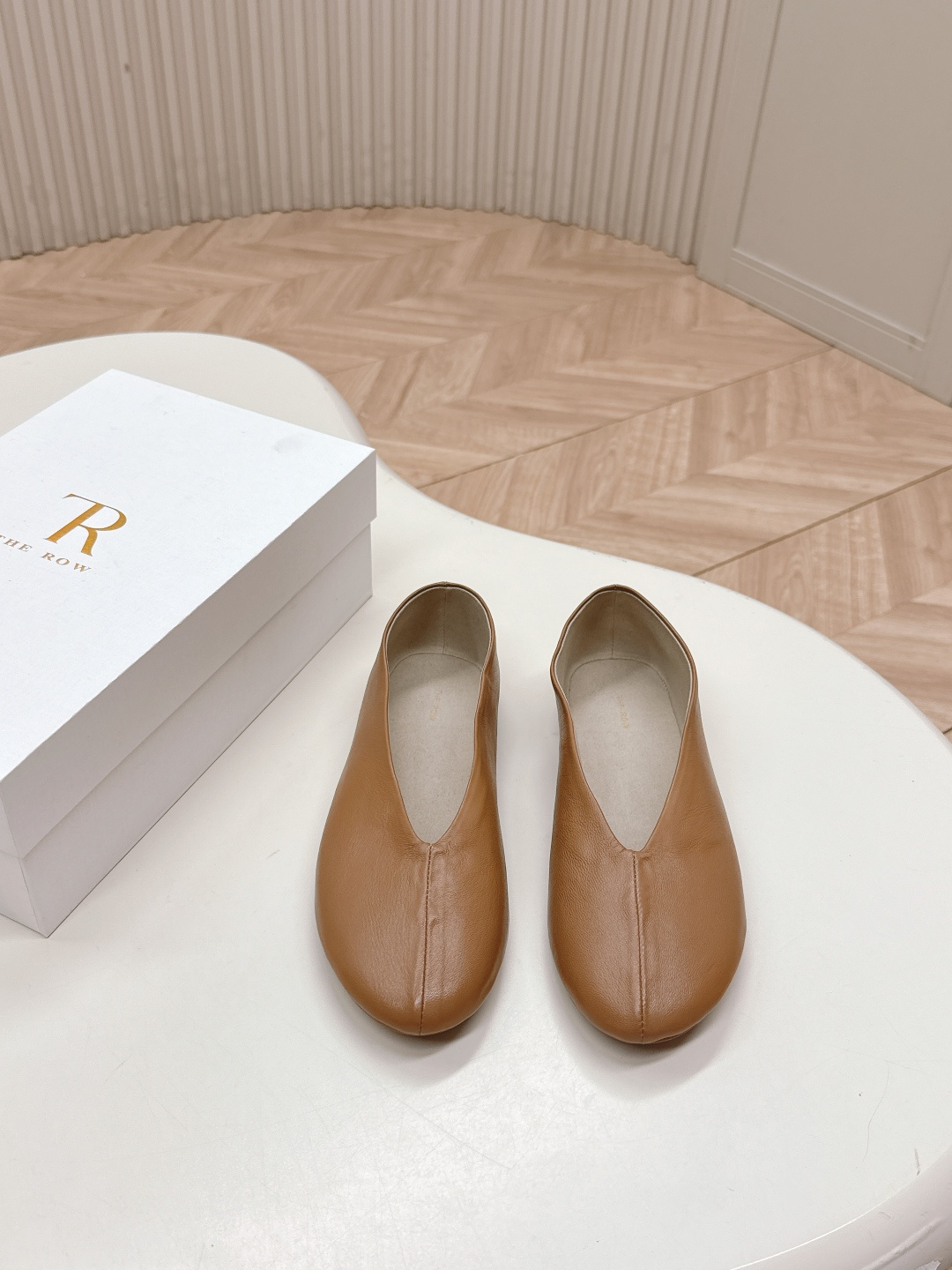 NO:410926,The new 2025 The row T with Mary Jane single shoes. I fell in love with this shoe at first sight. It looks inconspicuous but makes people like it more and more. It is both salty and sweet, simple and high-end, and it looks good with a little retro flavor!  All major internet celebrity bloggers are wearing it. The whole shoe is very, very soft, easy to wear without scratching your feet. Continuing the usual minimalist style, the non-lined structure makes the shoe body extremely light and sticking to the skin. The whole pair of shoes seems simple, but the process is difficult. It uses a full leather case pack production process, and the master operates and produces it. The whole process is super waste. It is comfortable and soft to wear naked. You can't worry about the feeling of the feet. It is necessary to wear it. If you don't wear it, you don't want to take it off. If you have high requirements for the feel of the feet, you can close your eyes and enter it. Fabric cowhide, inner/foot-pad sheepskin. Size 35-40., Mary Jane, mary jane, cowhide, sheepskin19860909出 2025新款The row T带玛丽珍单鞋 第一眼看到这个鞋子就爱上了,看着不起眼但却让人越看越喜欢,盐又可甜,简单又高级,带点复古味随意搭配都好看！各大网红博主都在穿它,整个鞋子非常非常柔软,好穿不磨脚. 延续了一贯极简风格,无内衬结构使得鞋身极其轻便贴肤,整双鞋子看似简单其实工艺很难,采用全真皮套包制作工艺,老师傅操作制作,全程超级废料,上脚裸穿舒适柔软亲肤,脚感方面完全不可担心,好穿是必须的,穿若无穿的上脚体验,穿上就不想脱的款,对脚感要求高的都可闭眼入它 面料牛皮 内里/垫脚羊皮 码数35-40正码.,玛丽珍,mary jane,cowhide,sheepskin,Women's Shoes