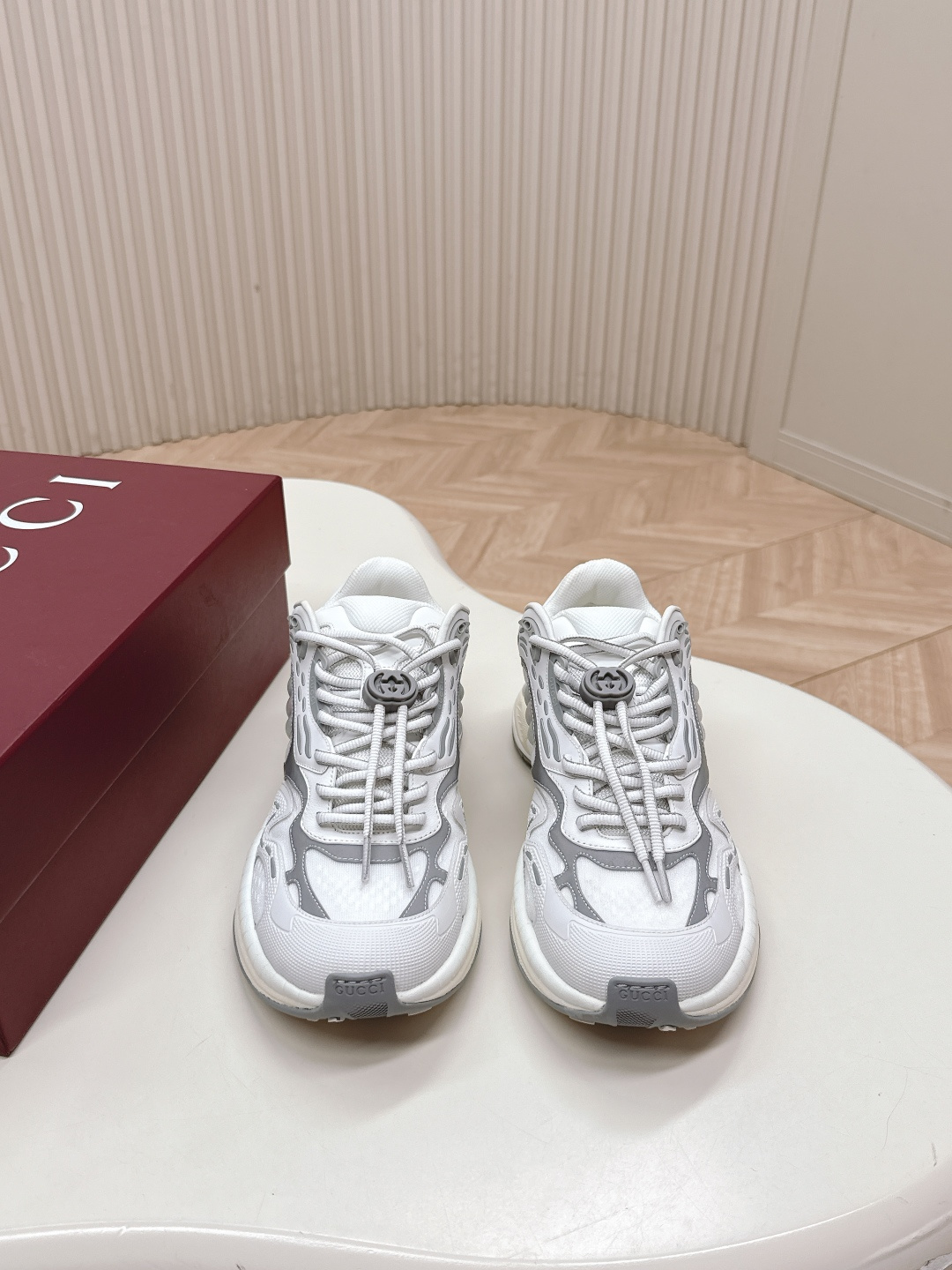 NO:410889,Top version Gucci 2.0 latest couple dad shoes sports shoes... This sports running shoes will be a generation of masterpieces, adopting technology mesh/3D printing technology, EVA shock-absorbing midsole/built-in carbon plate, TPU combination sole (about 4cm**) thick sole perfectly presents a posture... The foot feels super invincible, sports comfortable, casual and versatile, size women's model 35-40, men's model 39-45, dad shoes, gucci, gucci, sneakers19860909出 顶级版本 古驰 Gucci 2.0 最新情侣款老爹鞋 运动鞋…… 这款运动跑鞋又将是一代绝唱 采用科技网面/3D打印技术 EVA减震中底/内置碳板 TPU组合大底（约4cm**）厚底完美呈展姿态…… 脚感超级无敌好 运动舒适 休闲百搭 码数女款35—40 男款39—45,老爹鞋,gucci,gucci,sneakers,Women's Shoes