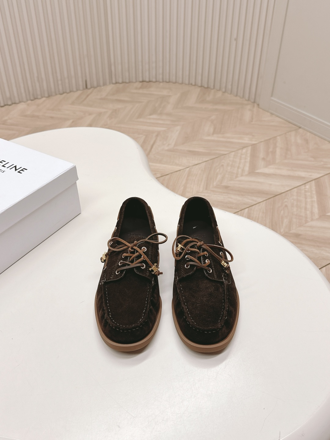 NO:414411,CELINE* 2025ss new flat-soled retro lightweight loafers driving shoes, Internet celebrity hot products are coming!  Major Internet celebrities are first-hand, Celine Internet celebrities ins grass planting artifact, very retro style, full aura, very novel design style, high-end and very comfortable. The original version is one-size-fits-up!  Absolutely original method!  Imported fabric reverse velvet leather inner sheepskin outsole original rubber outsole Size35-40 (40 custom made without return or exchange), loafers, celine, celine, loafers, sheepskin19860909出 CELINE*赛琳2025ss新款平底复古轻便乐福鞋驾车鞋 网红爆款来袭！各大网红抢先体验、Celine网红ins种草神器、非常复古风、气场十足单品、设计风格非常新颖、高档且非常舒适.原版一比一定制！绝对原单做法！ 面料进口反绒皮 内里羊皮 大底原版橡胶大底 Size35-40（40定做不退换）,乐福鞋,celine,celine,loafers,sheepskin,Women's Shoes