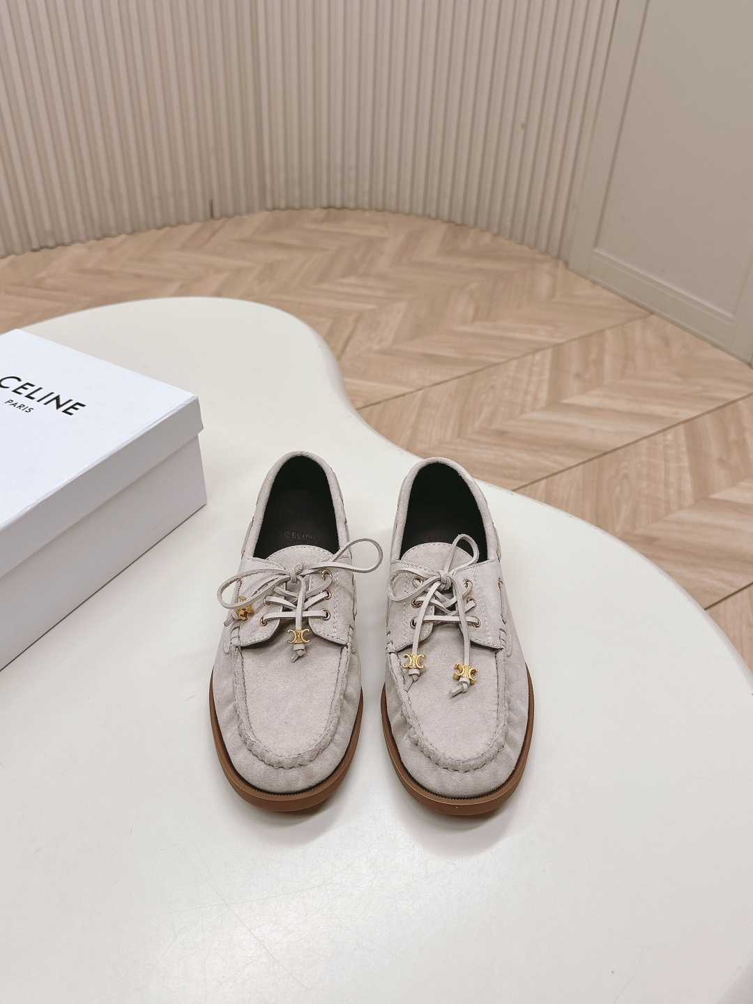 NO:414419,CELINE* 2025ss new flat-soled retro lightweight loafers driving shoes, Internet celebrity hot products are coming!  Major Internet celebrities are first-hand, Celine Internet celebrities ins grass planting artifact, very retro style, full aura, very novel design style, high-end and very comfortable. The original version is one-size-fits-up!  Absolutely original method!  Imported fabric reverse velvet leather inner sheepskin outsole original rubber outsole Size35-40 (40 custom made without return or exchange), loafers, celine, celine, loafers, sheepskin19860909出 CELINE*赛琳2025ss新款平底复古轻便乐福鞋驾车鞋 网红爆款来袭！各大网红抢先体验、Celine网红ins种草神器、非常复古风、气场十足单品、设计风格非常新颖、高档且非常舒适.原版一比一定制！绝对原单做法！ 面料进口反绒皮 内里羊皮 大底原版橡胶大底 Size35-40（40定做不退换）,乐福鞋,celine,celine,loafers,sheepskin,Women's Shoes