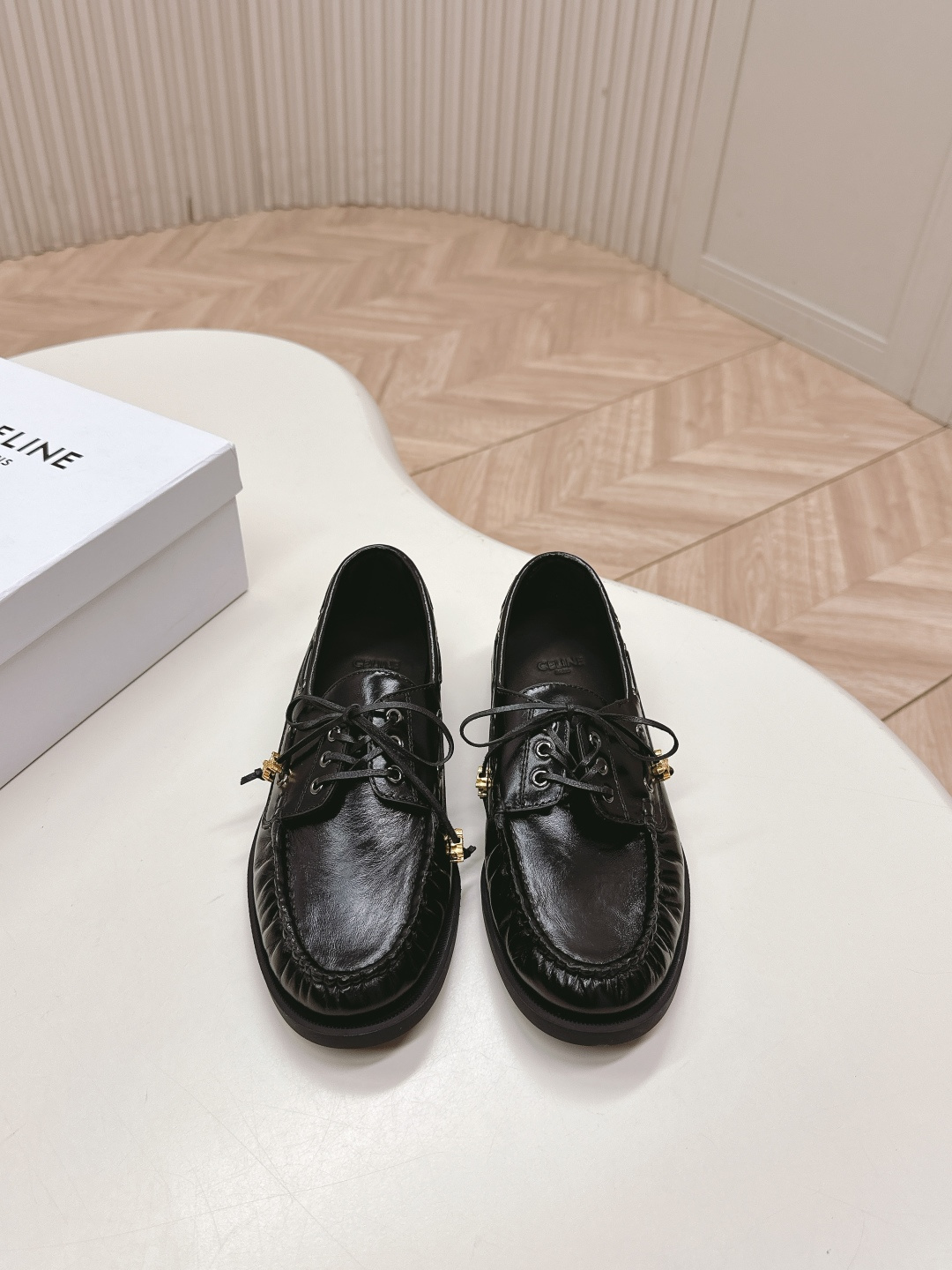 NO:414427,CELINE* 2025ss new flat-soled retro lightweight loafers driving shoes, Internet celebrity hot products are coming!  Major Internet celebrities are first-hand, Celine Internet celebrities ins grass planting artifact, very retro style, full aura, very novel design style, high-end and very comfortable. The original version is one-size-fits-up!  Absolutely original method!  Imported fabric reverse velvet leather inner sheepskin outsole original rubber outsole Size35-40 (40 custom made without return or exchange), loafers, celine, celine, loafers, sheepskin19860909出 CELINE*赛琳2025ss新款平底复古轻便乐福鞋驾车鞋 网红爆款来袭！各大网红抢先体验、Celine网红ins种草神器、非常复古风、气场十足单品、设计风格非常新颖、高档且非常舒适.原版一比一定制！绝对原单做法！ 面料进口反绒皮 内里羊皮 大底原版橡胶大底 Size35-40（40定做不退换）,乐福鞋,celine,celine,loafers,sheepskin,Women's Shoes