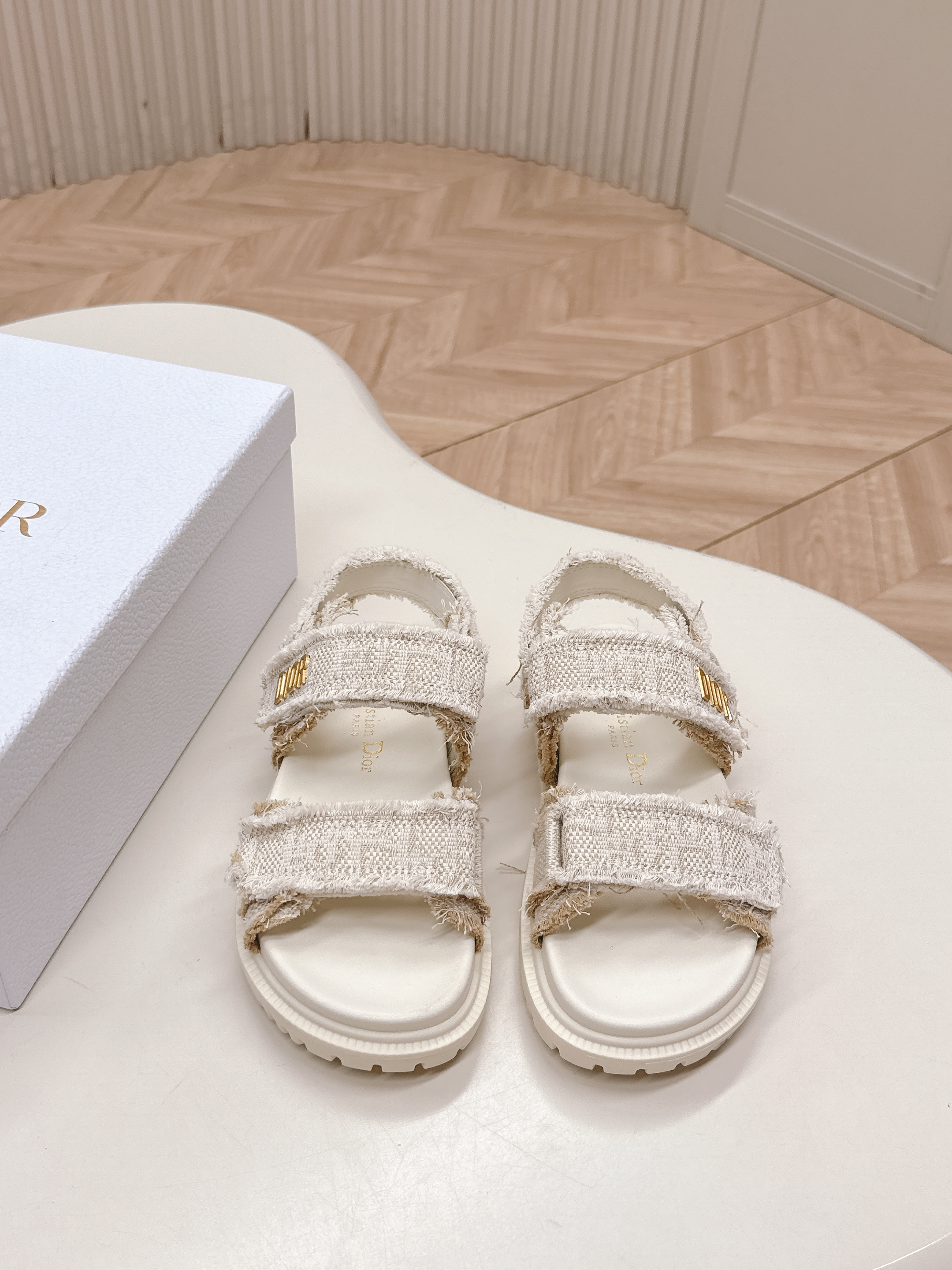 NO:419162,New color cloth, classic upgrade and new color system Dior Classic Velcro sandals slipper series Original replica High-version Super durable and super versatile model Very comfortable to put on, slim and white, original custom upper, original D hardware buckle, original TPU outsole size 35-41, slippers sandals, dior, dior, sandals, slippers19860909新色布面 出 经典升级加新色系 Dior迪奥 经典魔术贴凉鞋拖鞋系列 原版复刻 高版本 超耐看超百搭款 上脚非常舒适 显瘦又显白 鞋面原版定制鞋面,原版d五金扣 ,原版TPU大底 码数35-41码,拖鞋凉鞋,dior,dior,sandals,slippers,Women's Shoes