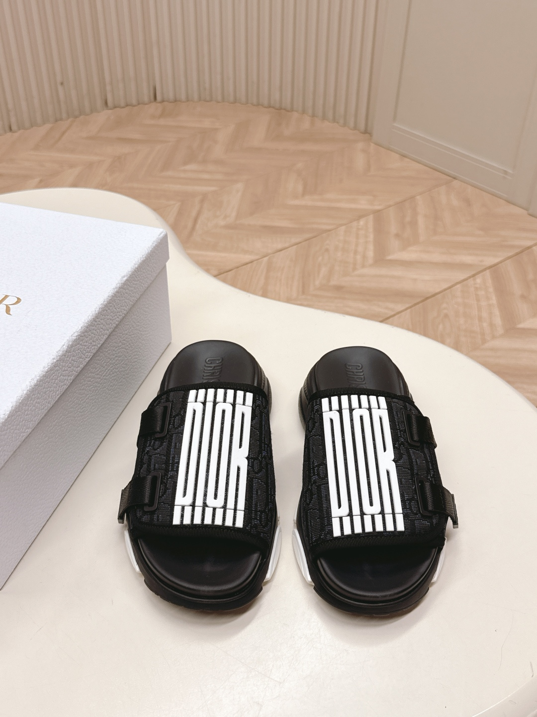 NO:419152,Dior D Home Ss Summer New Fairy Style Thick-soled Velcro Slippers 1:1 Original Replica, the highest version on the market, and various fashion bloggers have made a hit on Xiaohongshu!  Super fashionable and high-end item!  Easily create high-end look, original imported embroidered fabric, large sole, original mold opening, large sole, size 35-40 (customized for 40.41.42), slippers, dior, dior, dior, slippers19860909出 Dior迪奥D家ss夏季新款仙女风厚底魔术贴拖鞋 1:1原版复刻 市面上最高版本 各路时尚博主刷爆小红书！超时髦又充满高级感的单品！轻松打造造高端look  鞋面原版进口刺绣面料 大底原版开模大底 码数35-40码（40.41.42定制）,拖鞋,dior,dior,dior,slippers,Women's Shoes