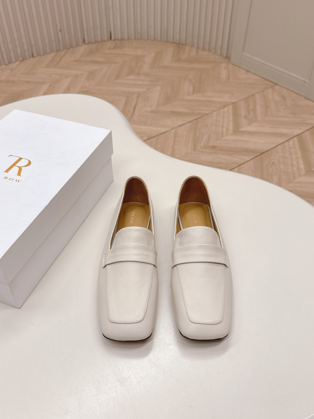 NO:419125,The Row 25ss Spring and Summer New Minimalist Loafers Small Leather Shoes Classic Upgrade The foot feels much more comfortable, the foot feels visually widened, making it more relaxed, and it is more friendly to wide feet!  Imported upper timber cowhide cowhide lining outsole original molded Italian leather outsole Size#35-41 (40 41 custom made without return or exchange), loafers, loafers, cowhide, Leather soles19860909出 The Row 25ss 春夏新款 极简乐福鞋 小皮鞋单鞋 经典升级 脚感会舒适不少,脚掌视觉上加宽了,更具松弛感,对宽脚越加友好！ 鞋面进口胎牛皮 牛皮里 大底原版开模意大利真皮大底 Size#35-41（40 41定制不退换）,乐福鞋,loafers,cowhide,Leather soles,Women's Shoes