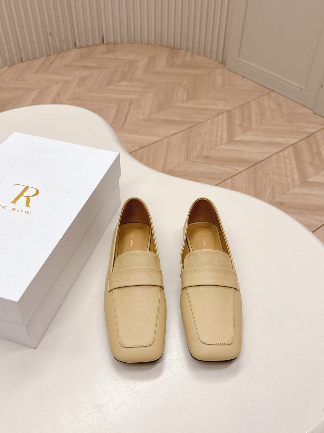 NO:419143,The Row 25ss Spring and Summer New Minimalist Loafers Small Leather Shoes Classic Upgrade The foot feels much more comfortable, the foot feels visually widened, making it more relaxed, and it is more friendly to wide feet!  Imported upper timber cowhide cowhide lining outsole original molded Italian leather outsole Size#35-41 (40 41 custom made without return or exchange), loafers, loafers, cowhide, Leather soles19860909出 The Row 25ss 春夏新款 极简乐福鞋 小皮鞋单鞋 经典升级 脚感会舒适不少,脚掌视觉上加宽了,更具松弛感,对宽脚越加友好！ 鞋面进口胎牛皮 牛皮里 大底原版开模意大利真皮大底 Size#35-41（40 41定制不退换）,乐福鞋,loafers,cowhide,Leather soles,Women's Shoes