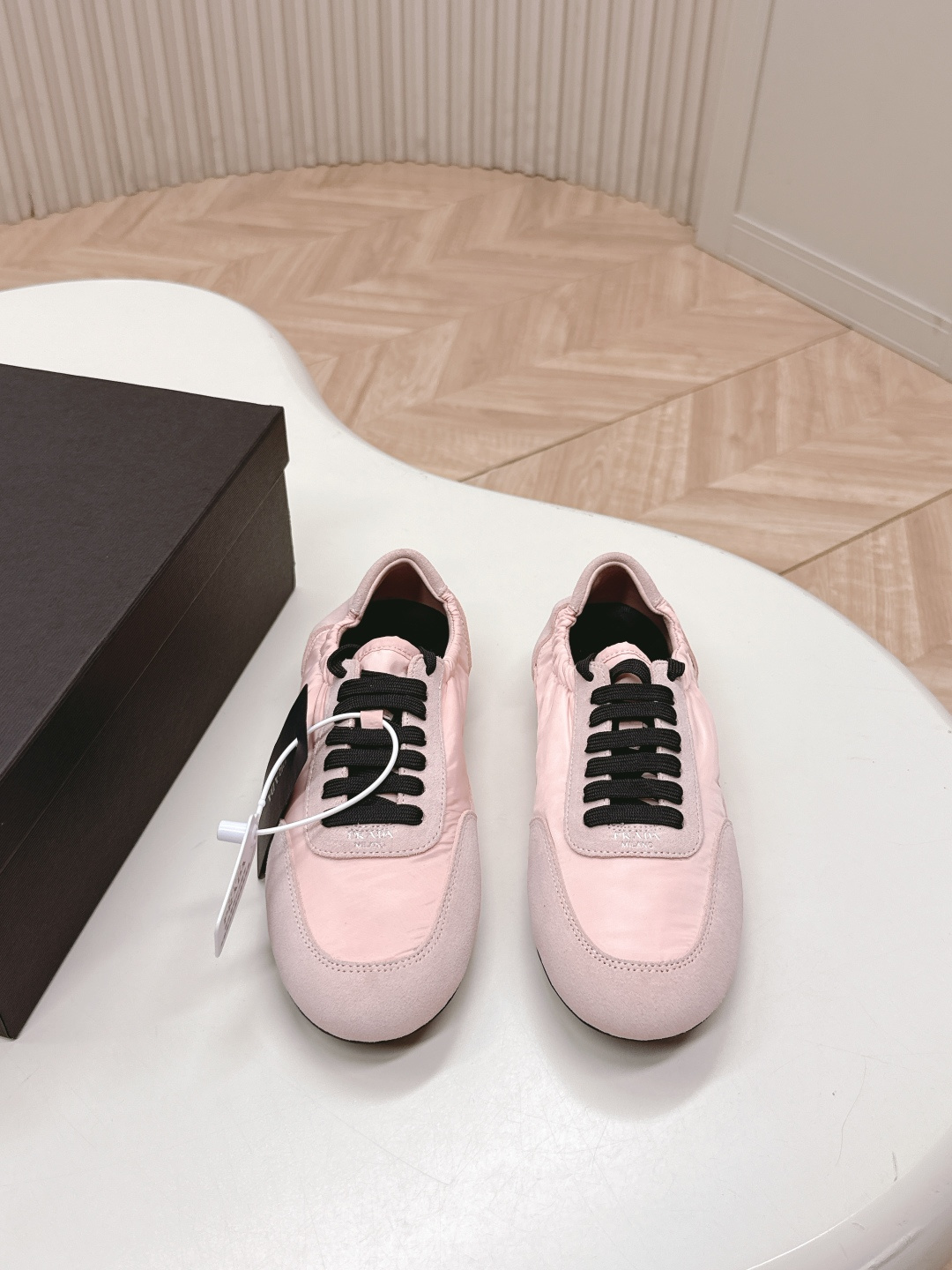 NO:627535,, new colors!  Prada Collapse Regenerated Nylon and Suede Leather Stretch Sneakers Ballet Shoes 2025 Spring and Summer Latest Catwalk Style Forrest Gump Shoes Fashionable Item Thin Casual Shoes This ultra-light sneaker is made of regenerated nylon and suede leather to create a three-dimensional shoe shape. The mixed materials highlight Prada's sports style and exquisite craftsmanship soul. It adopts a flat bottom design with elastic side tops, making it easy to put on and take off with ease.  The upper is decorated with a screen-printed logo ● Thin rubber sole · Removable leather insole upper, a casual shoe that is light, easy to wear and practical, with an original molded rubber outsole!  Encounter a variety of colors combined with Forrest Gump shapes and Prada regenerated nylon and other iconic details to interpret a new elegance. Size 35-39 (40.41 customized, non-returnable and non-exchangeable), casual shoes/sports shoes and half-flops, prada, prada, sneakers19860909,新色系！Prada普拉达 Collapse再生尼龙与绒面皮革弹力运动鞋芭蕾舞鞋2025春夏最新走秀款阿甘鞋款 时尚单品薄款休闲鞋这款至臻轻盈的运动鞋以再生尼龙与绒面皮革打造立体鞋形,混搭材质彰显了Prada的运动风尚与精湛工艺灵魂.采用平底设计搭配弹力侧帮,便于穿脱,轻松自如. 鞋面饰以丝网印花徽标●橡胶薄底·可拆卸皮面内底鞋面, 轻便好穿实用的一款休闲鞋,原版开模橡胶大底 ！邂逅多种颜色结合阿甘造型与Prada再生尼龙等标志性细节,演绎焕新风华. 码数 35-39（40.41定制不退不换）,休闲鞋/运动鞋半拖,prada,prada,sneakers,Women's Shoes